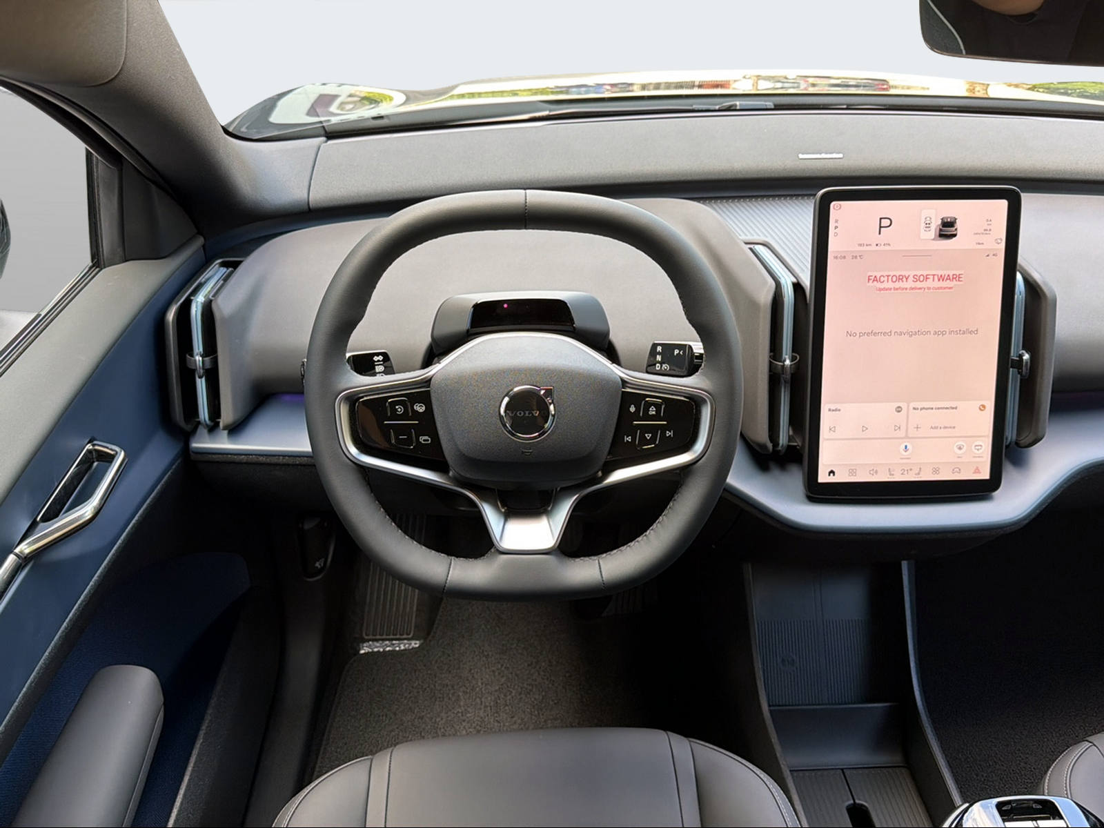 VOLVO EX 30 E60 Plus Swiss Black Edition-image-14