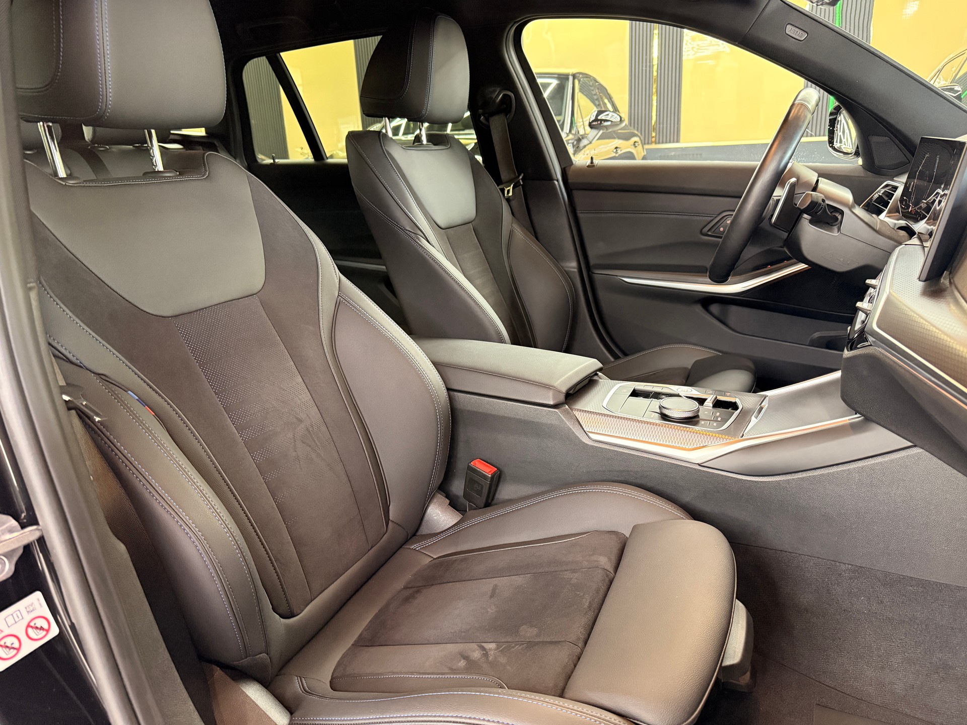 BMW 320d xDrive 48V Touring Steptronic M Sport-image-11