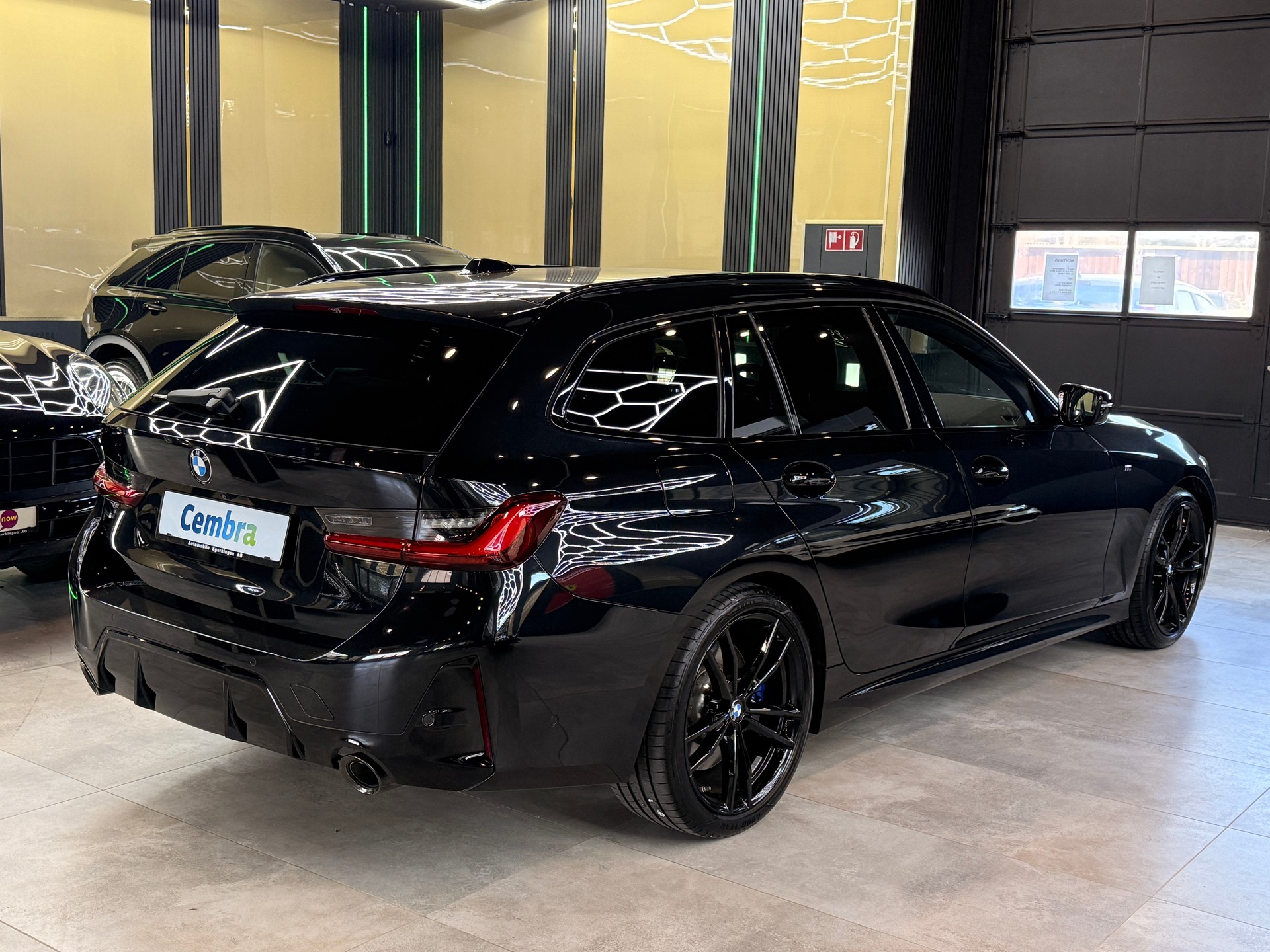 BMW 320d xDrive 48V Touring Steptronic M Sport-image-4