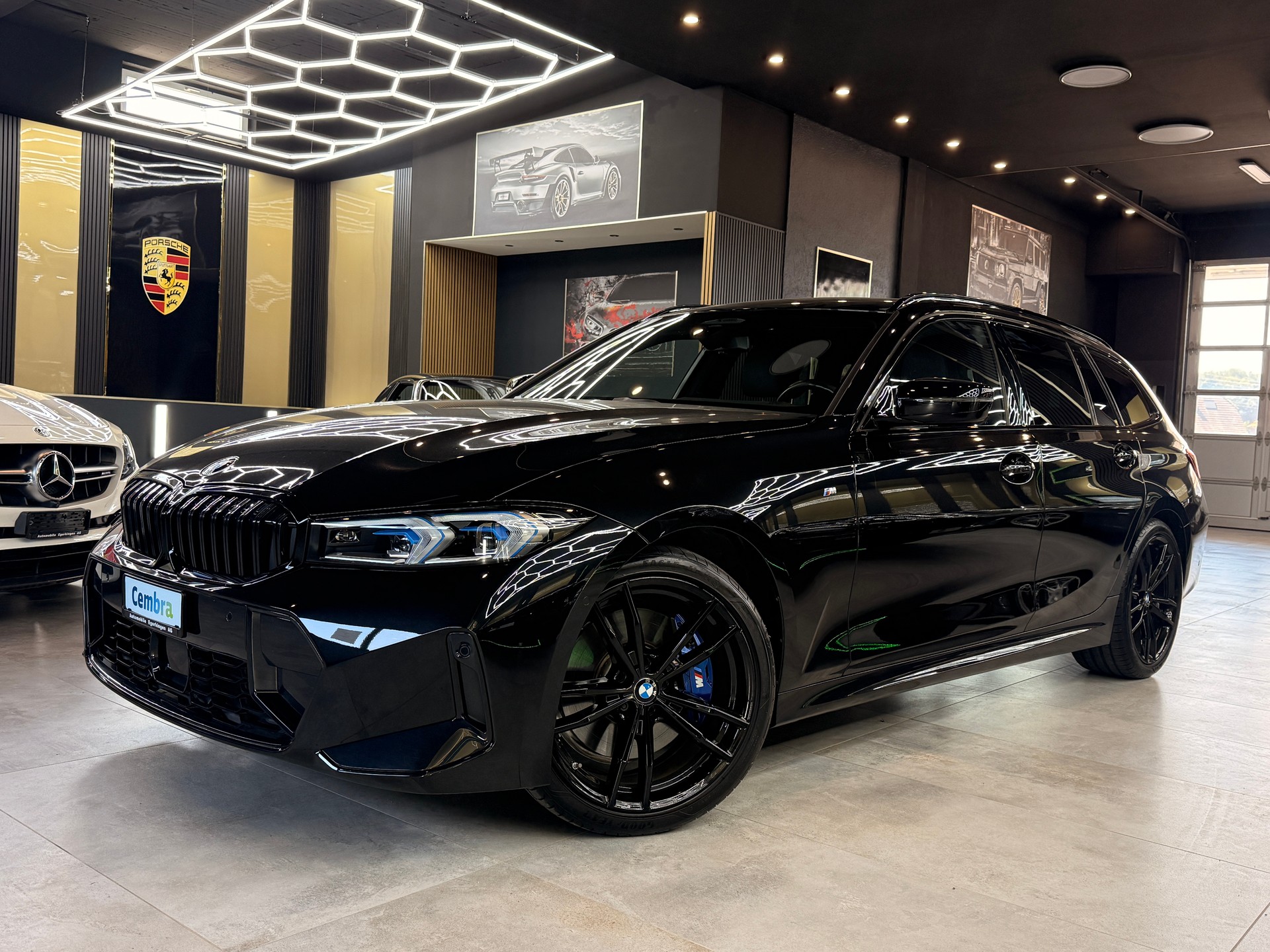 BMW 320d xDrive 48V Touring Steptronic M Sport-image-0