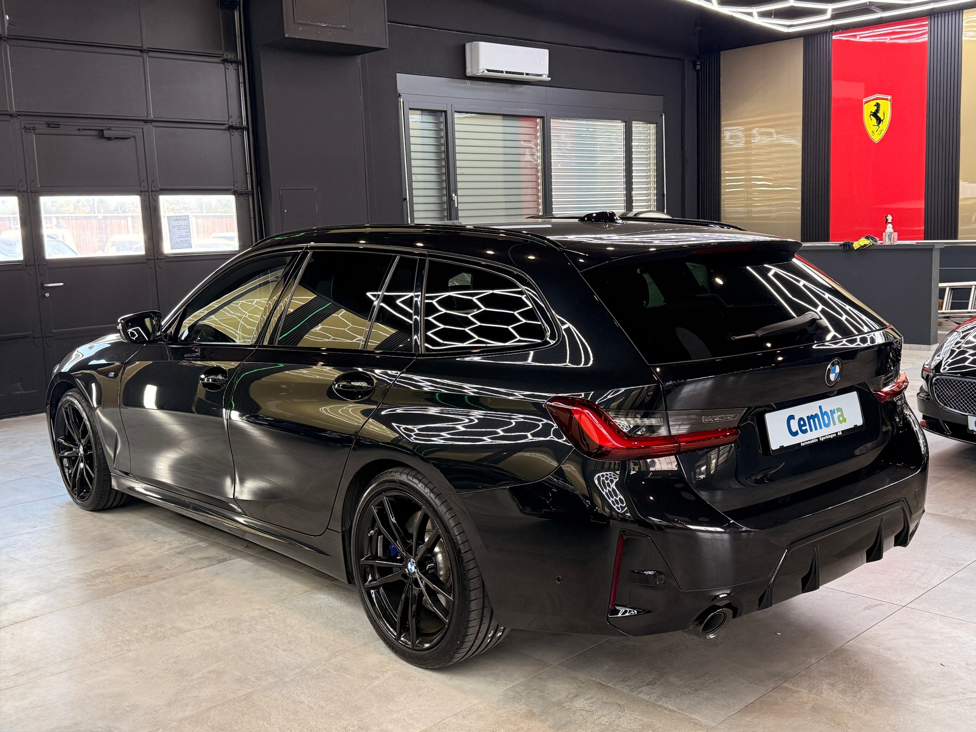 BMW 320d xDrive 48V Touring Steptronic M Sport-image-6
