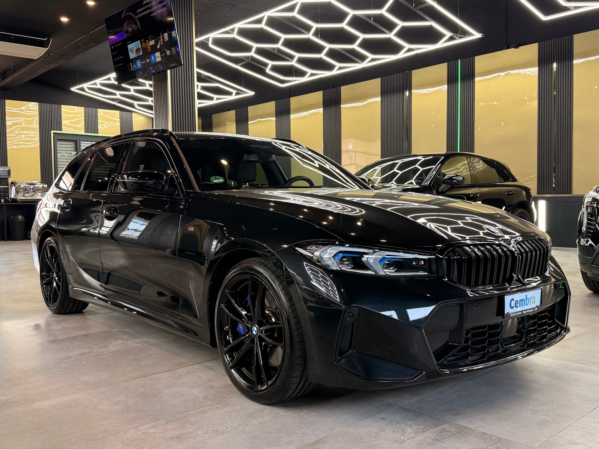 BMW 320d xDrive 48V Touring Steptronic M Sport-image-2