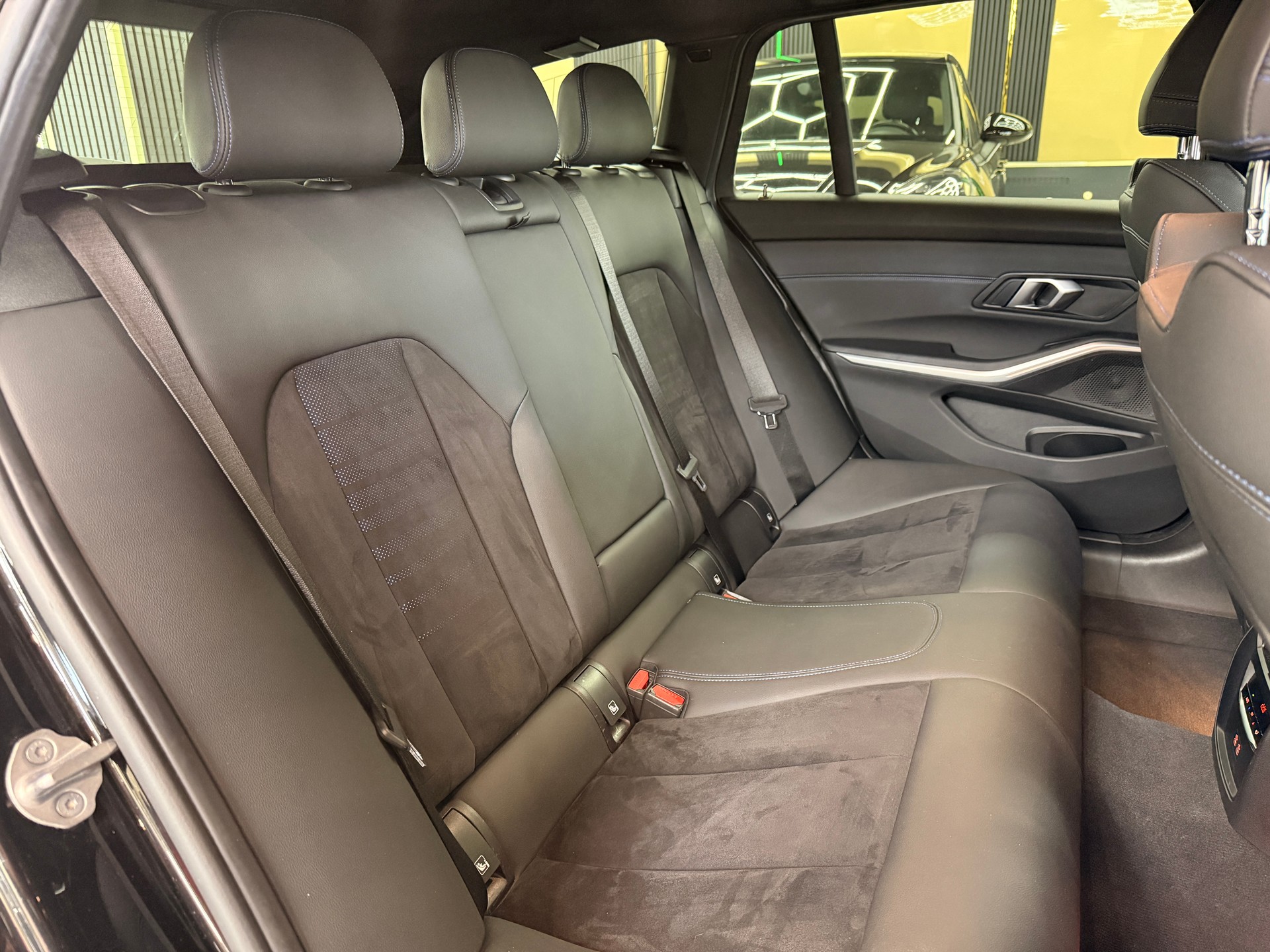 BMW 320d xDrive 48V Touring Steptronic M Sport-image-14