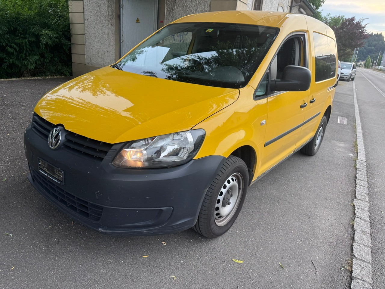VW Caddy Maxi 2.0 TDI 4Motion-image-1