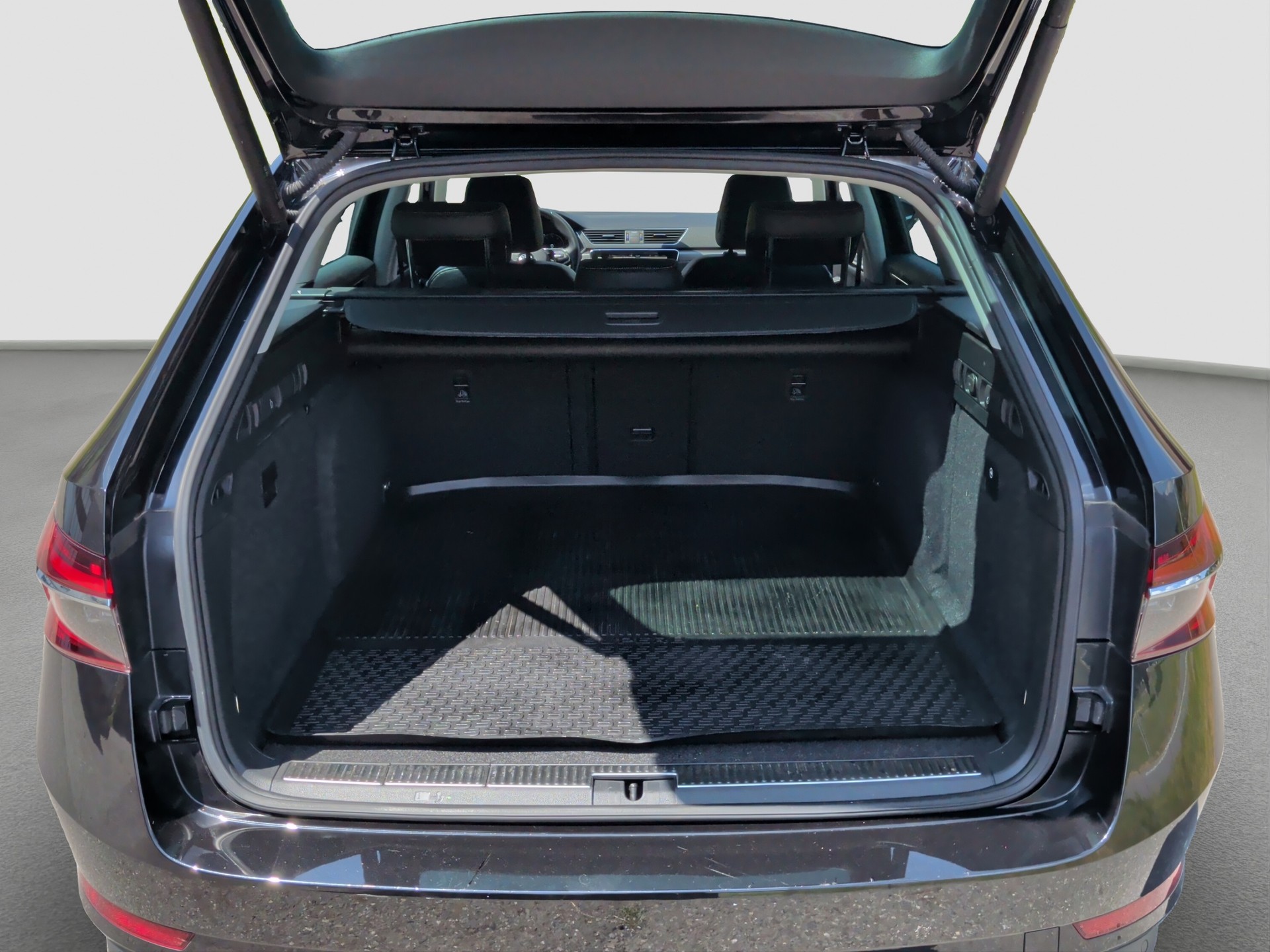 SKODA Superb Combi 2.0 TDi Style 4x4 DSG-image-13