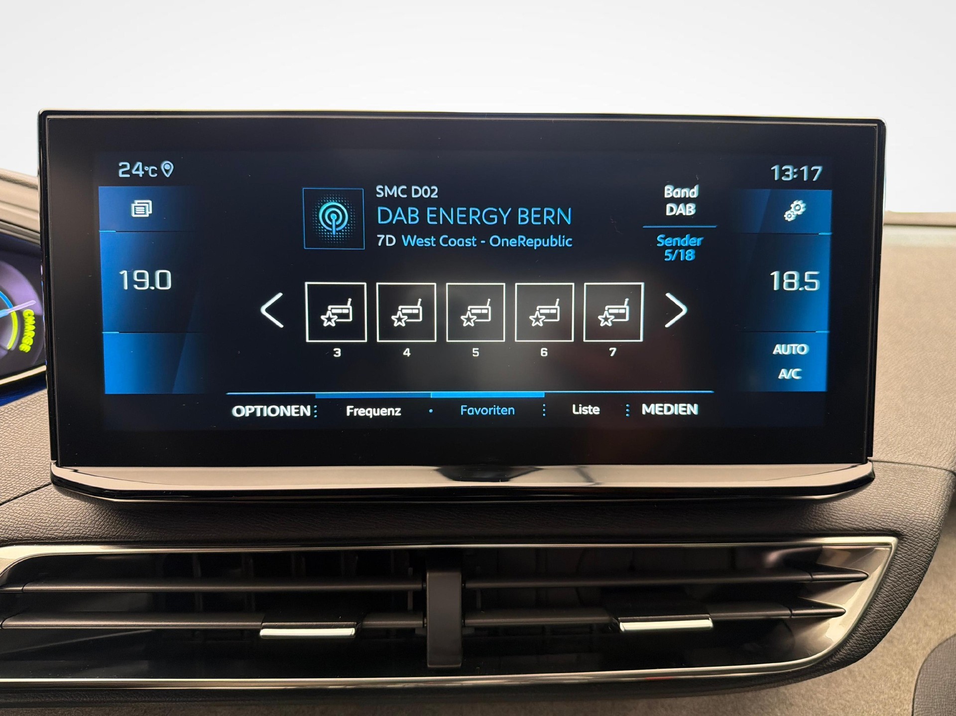 PEUGEOT 3008 1.2 Hybrid GT-image-14