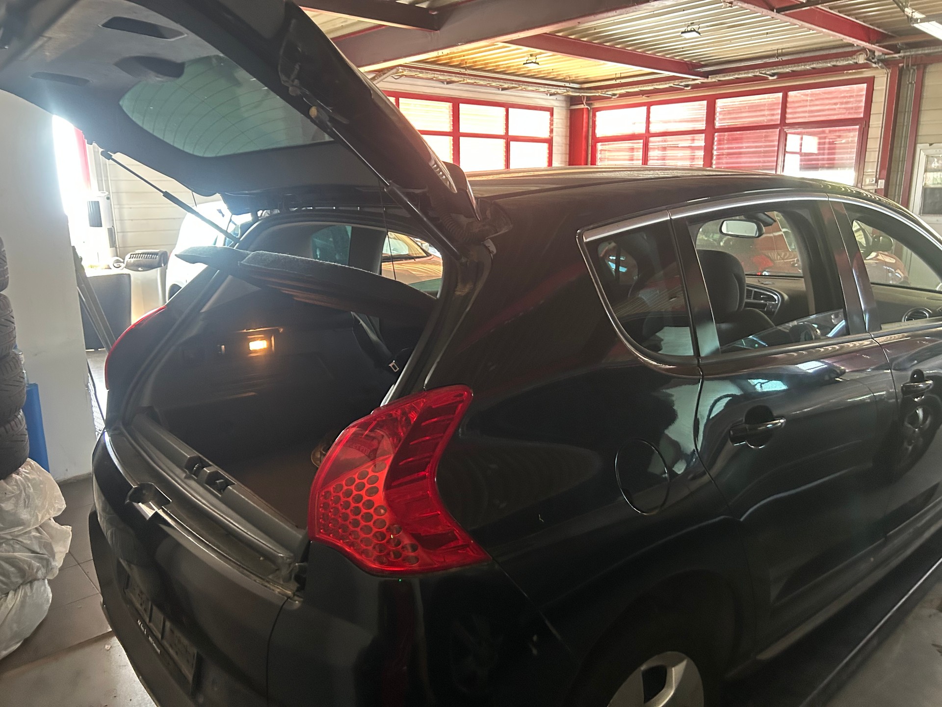 PEUGEOT 3008 1.6 16V T Platinum-image-5