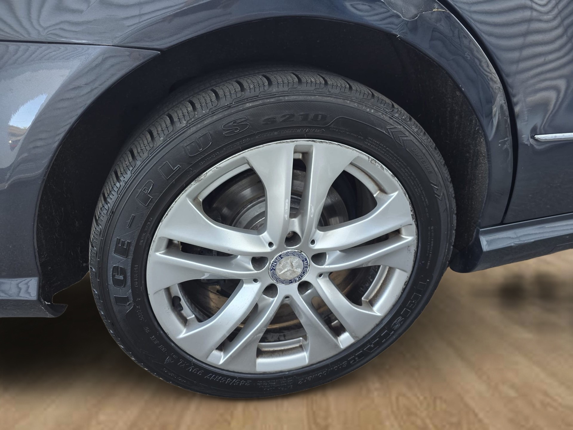 MERCEDES-BENZ E 350 CGI BlueEfficiency 7G-Tronic-image-26
