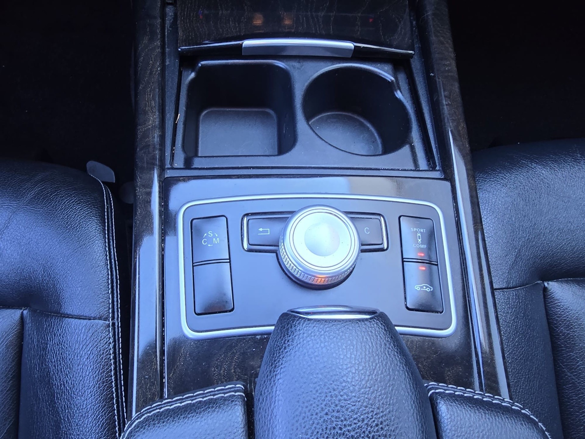 MERCEDES-BENZ E 350 CGI BlueEfficiency 7G-Tronic-image-19