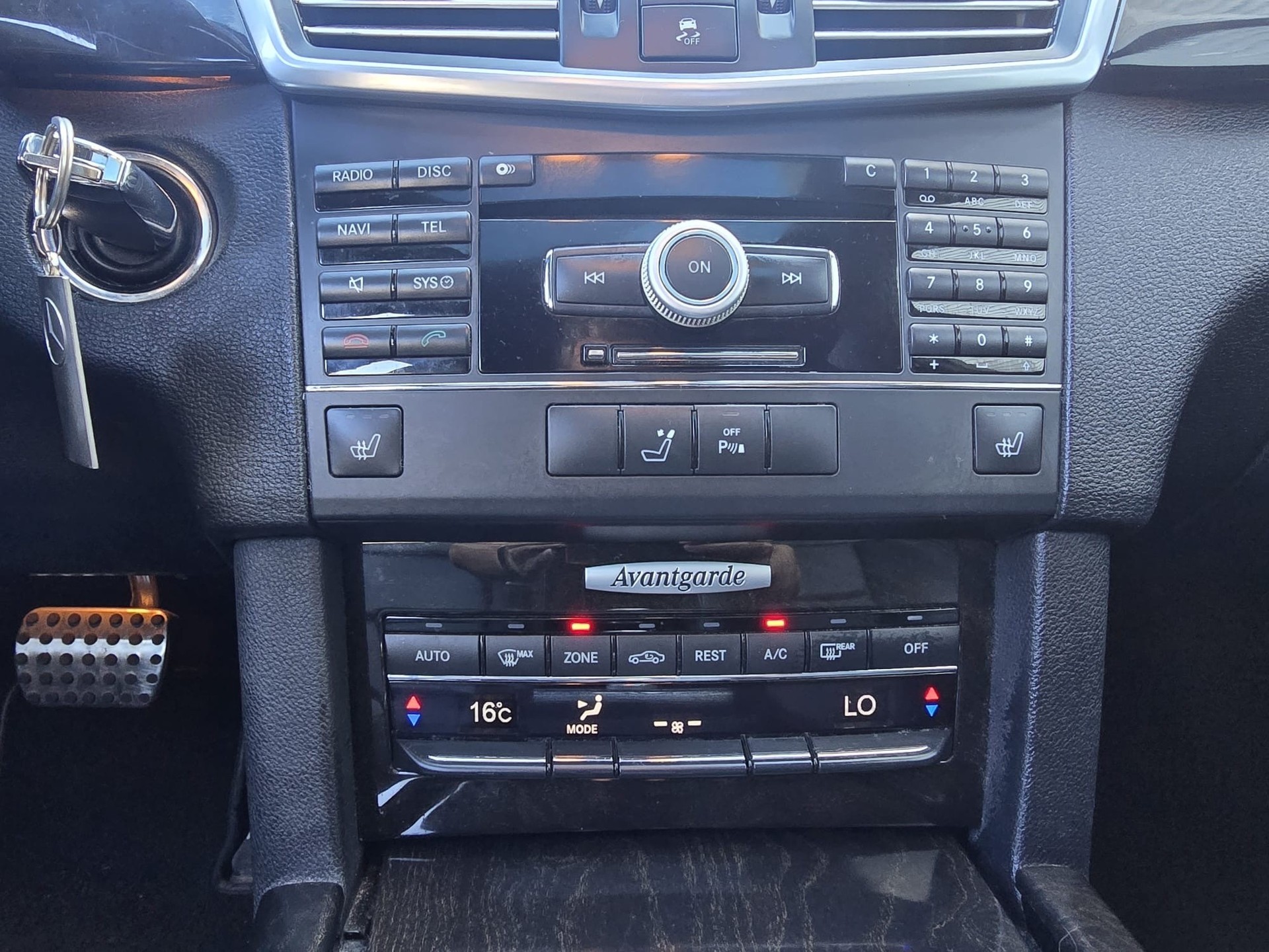 MERCEDES-BENZ E 350 CGI BlueEfficiency 7G-Tronic-image-17
