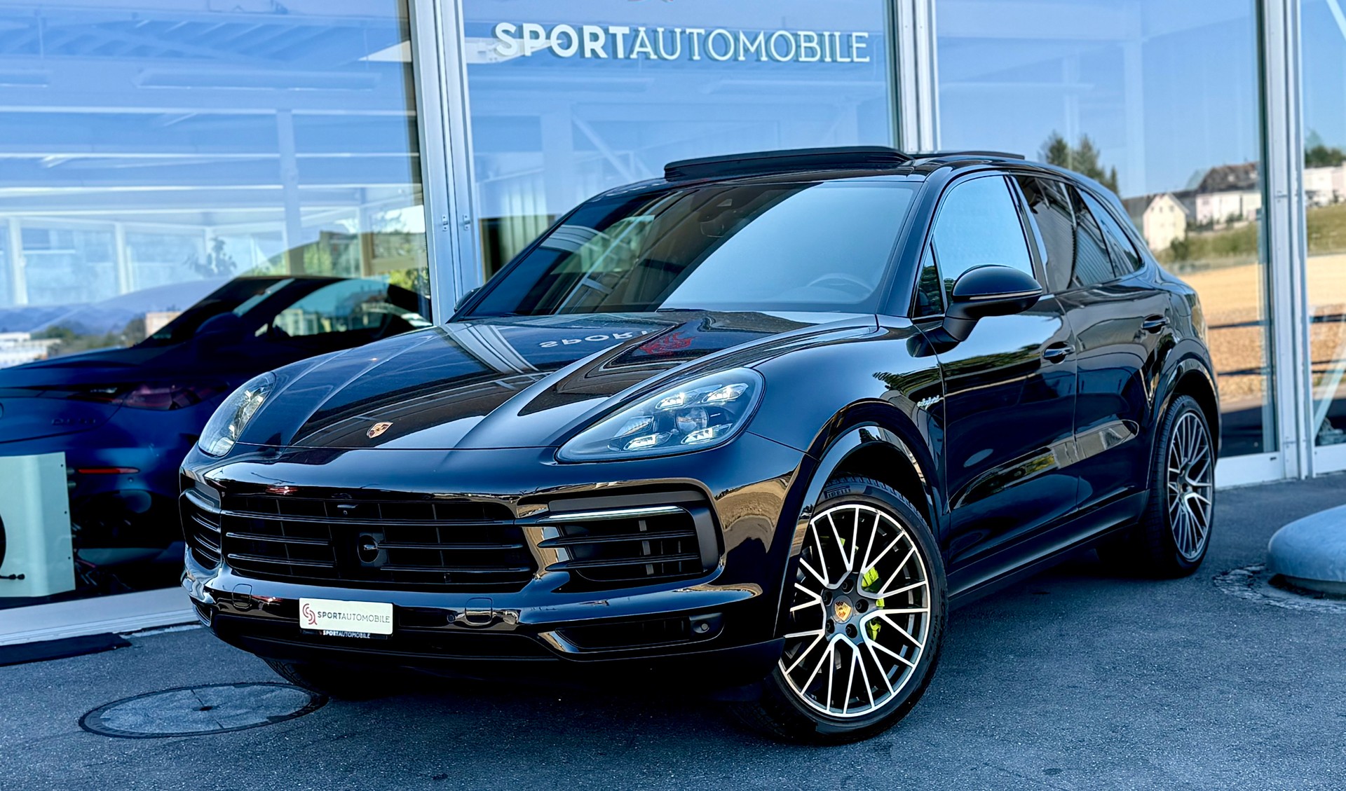 PORSCHE Cayenne E-Hybrid-showroom-element-1
