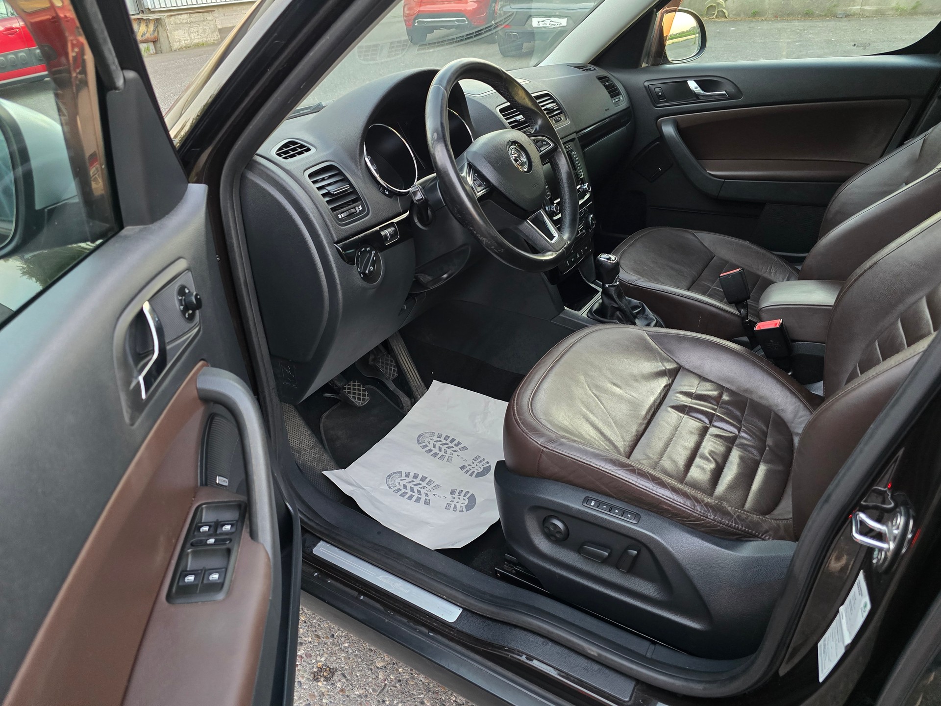 SKODA Yeti 2.0 TDI L&K 4x4 DSG-image-11