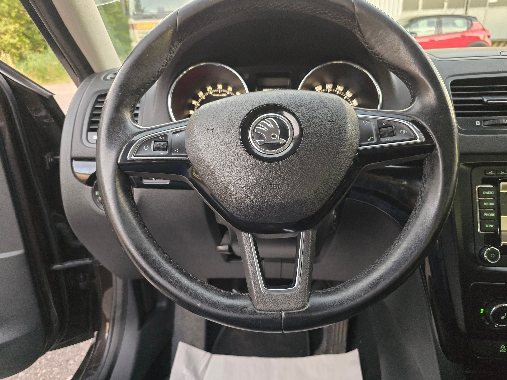 SKODA Yeti 2.0 TDI L&K 4x4 DSG-image-17
