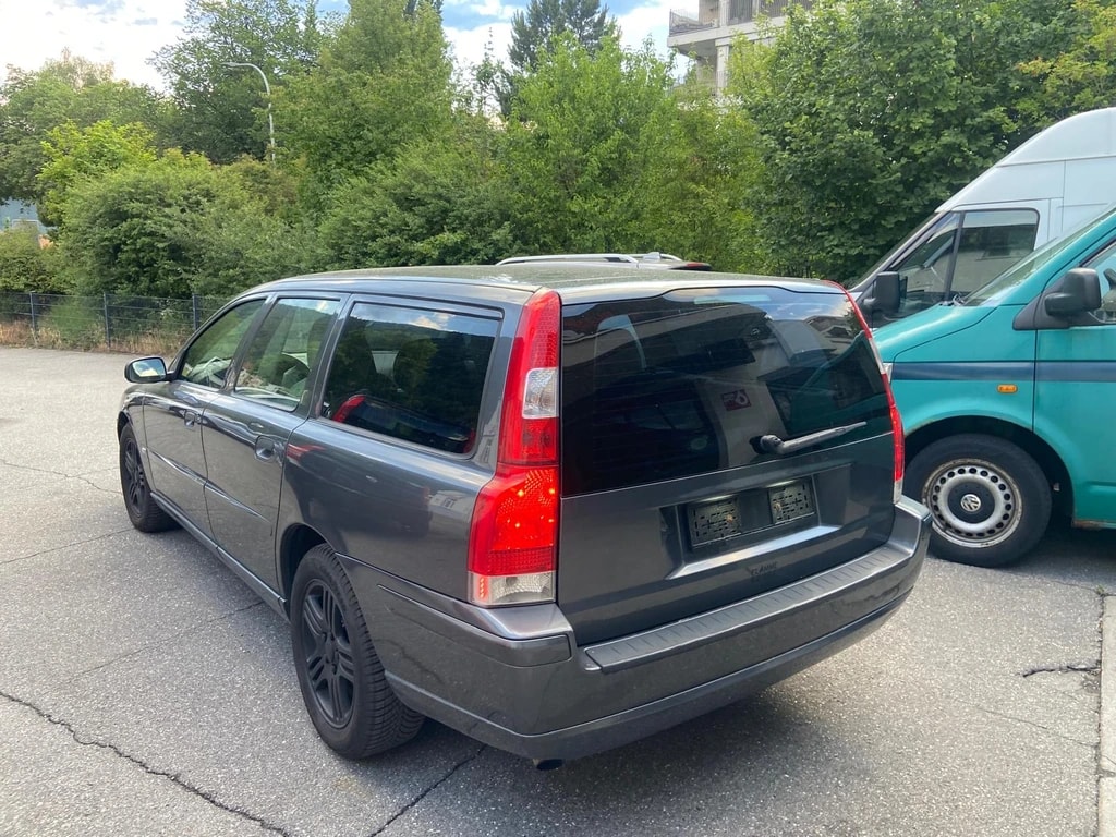 VOLVO V70 2.0T Momentum-image-4