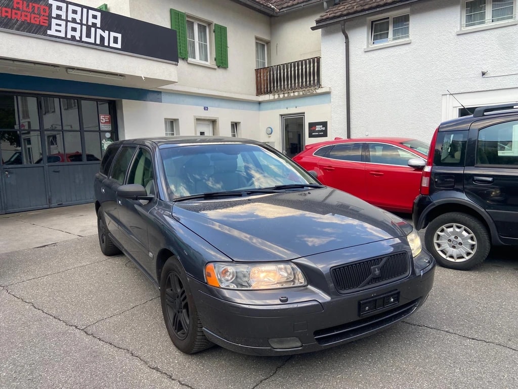 VOLVO V70 2.0T Momentum-image-2