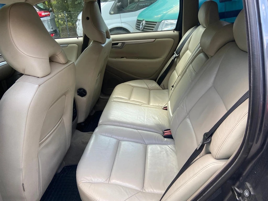 VOLVO V70 2.0T Momentum-image-9