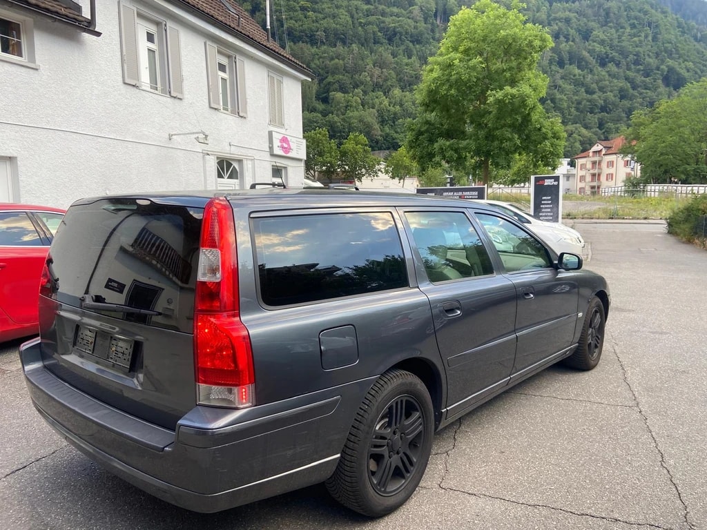 VOLVO V70 2.0T Momentum-image-3