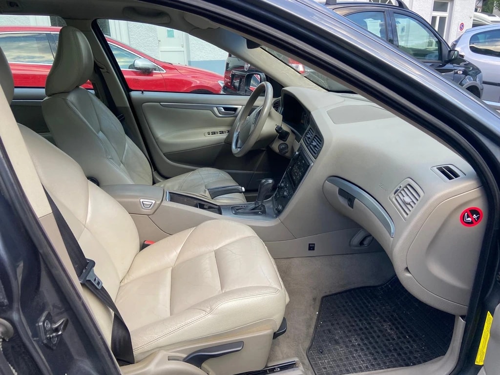 VOLVO V70 2.0T Momentum-image-7