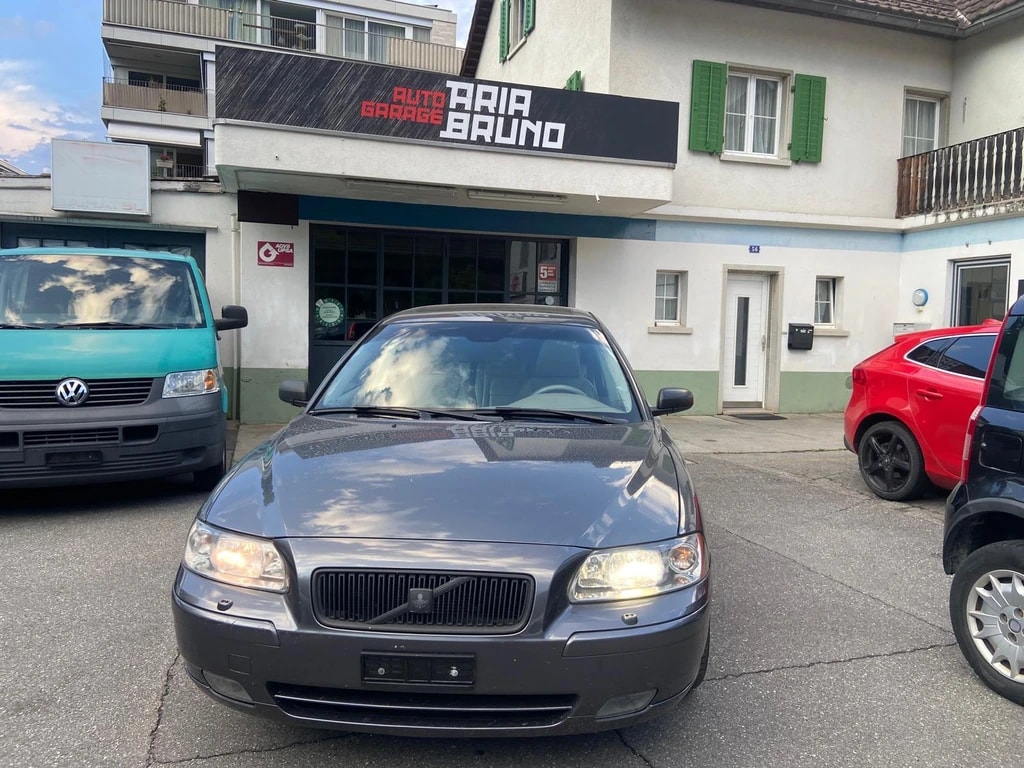 VOLVO V70 2.0T Momentum-image-1