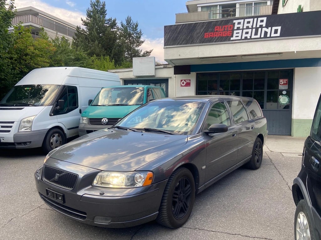 VOLVO V70 2.0T Momentum-image-0