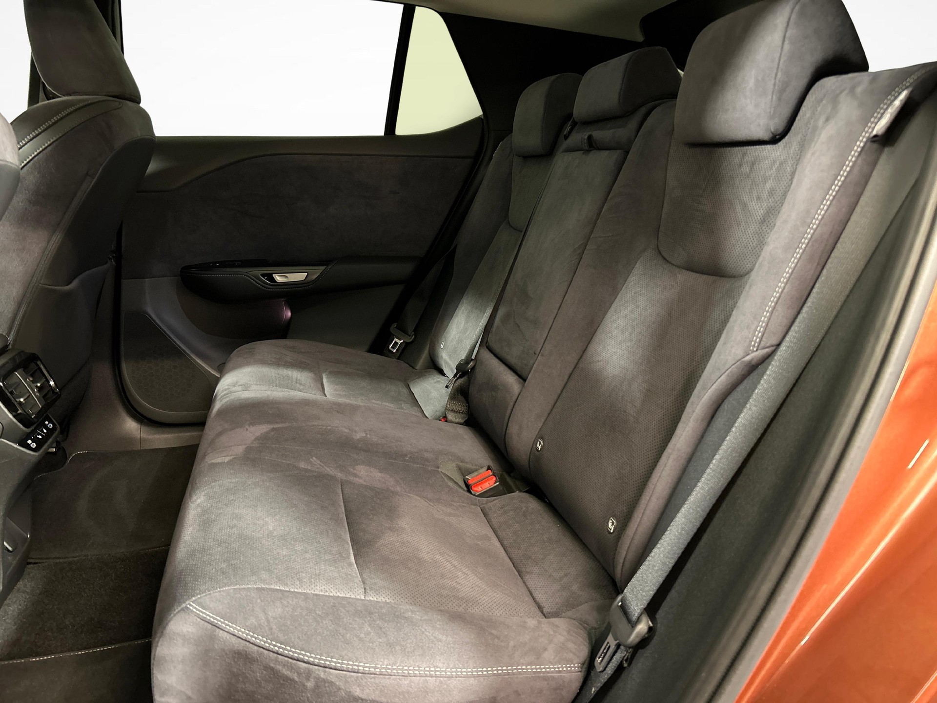 LEXUS RZ 450e Excellence-showroom-element-3