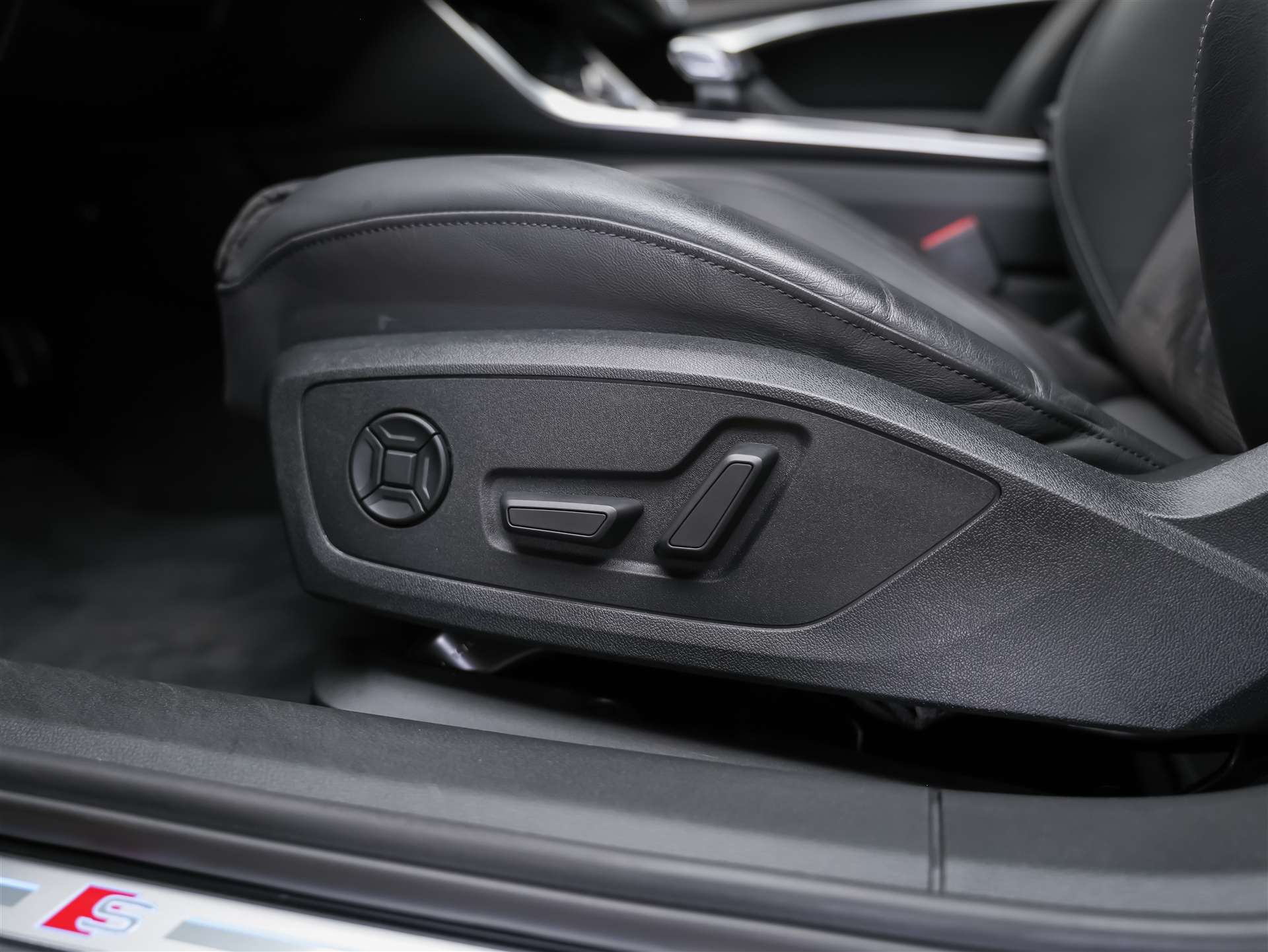 AUDI S6 Avant 3.0 TDI quattro tiptronic *Allradlenkung*Luftfahrwerk*21" Felgen*-image-29