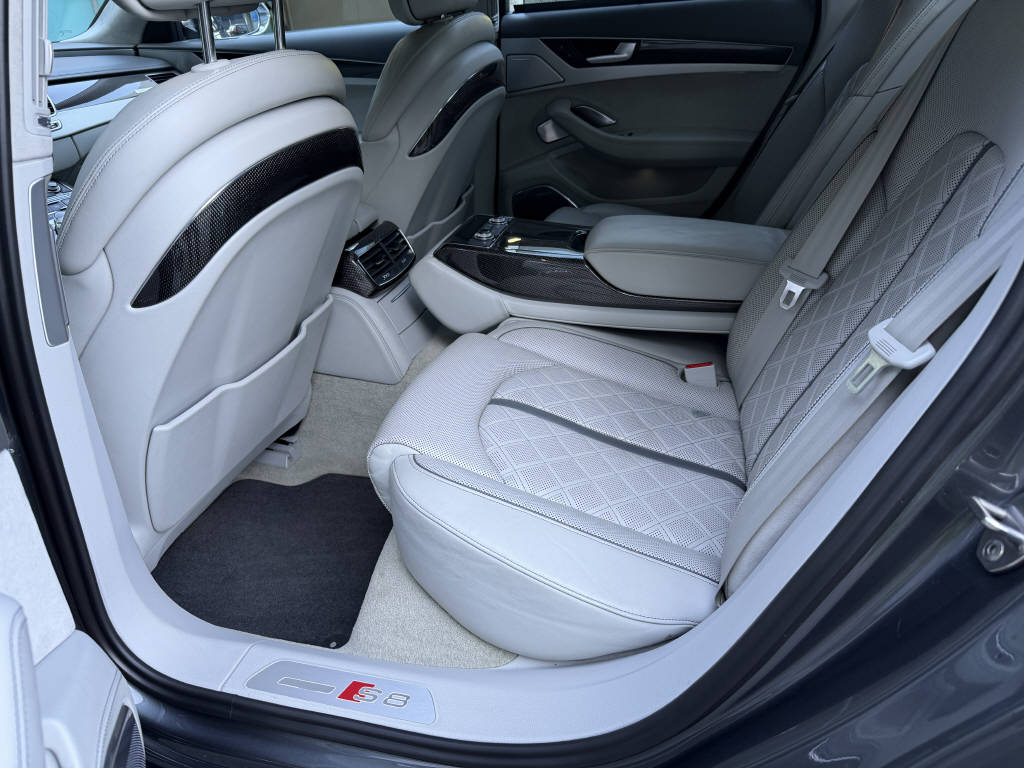 AUDI S8 4.0 V8 TFSI quattro T-Tronic-image-10