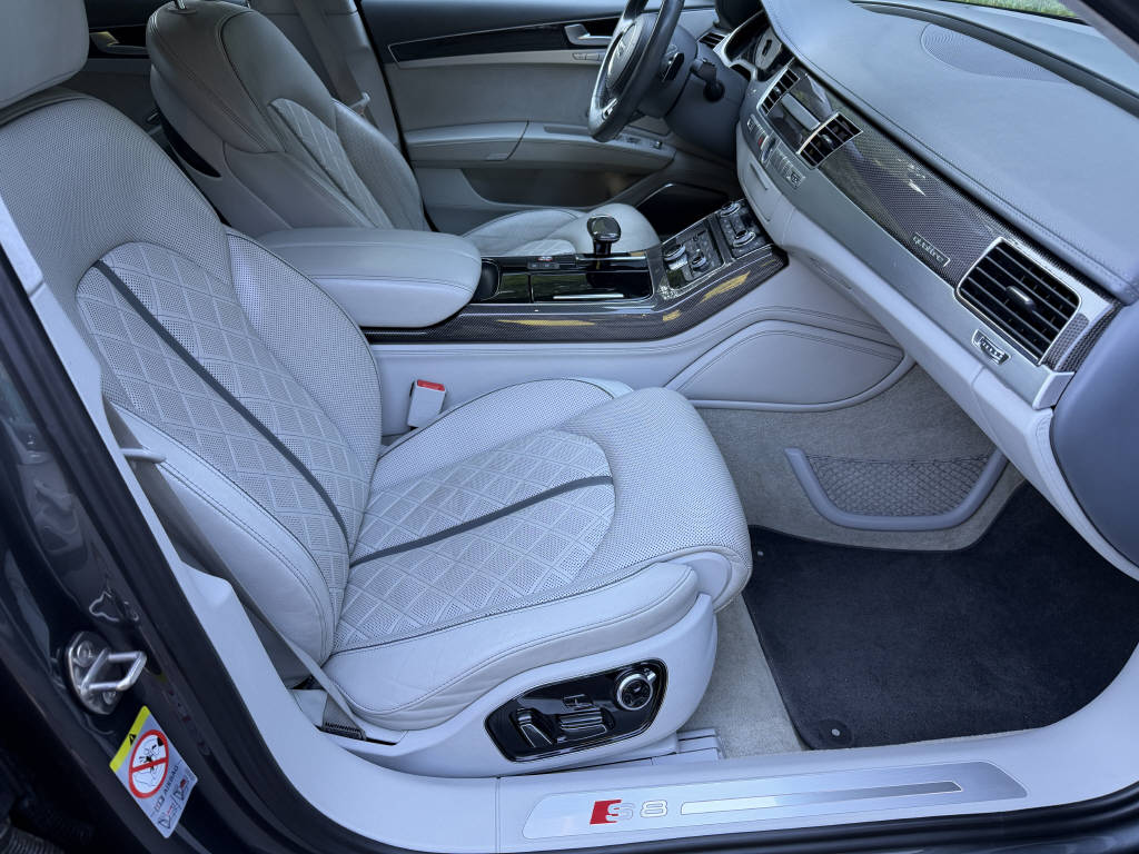 AUDI S8 4.0 V8 TFSI quattro T-Tronic-image-13