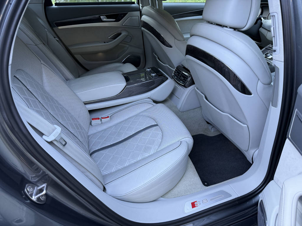 AUDI S8 4.0 V8 TFSI quattro T-Tronic-image-12