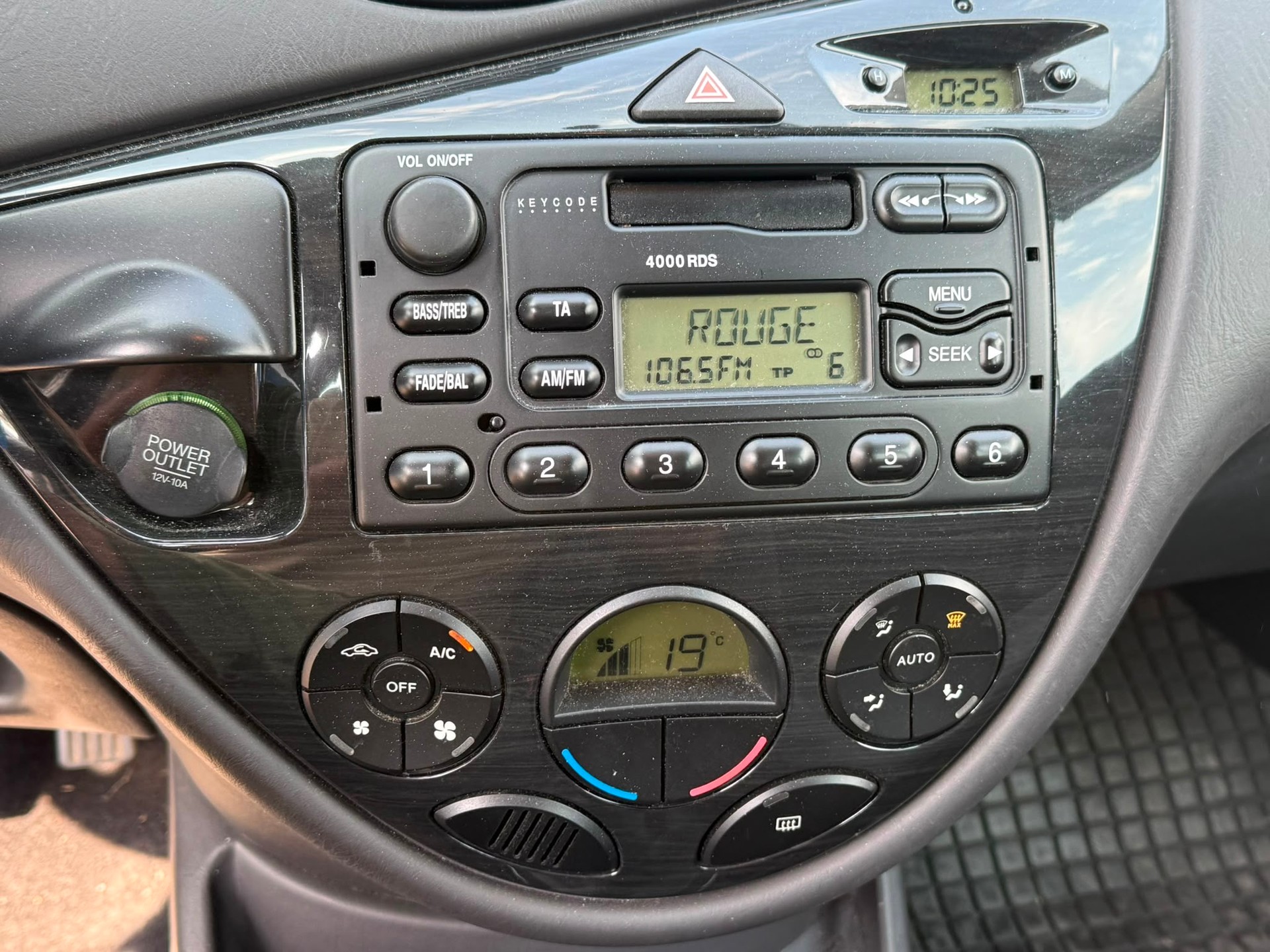 FORD Focus 1.8i 16V Ghia-image-11