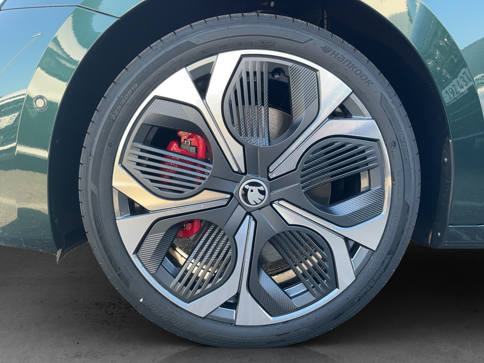 SKODA Octavia Combi 2.0 TSI DSG RS 30 Years Edition-image-12