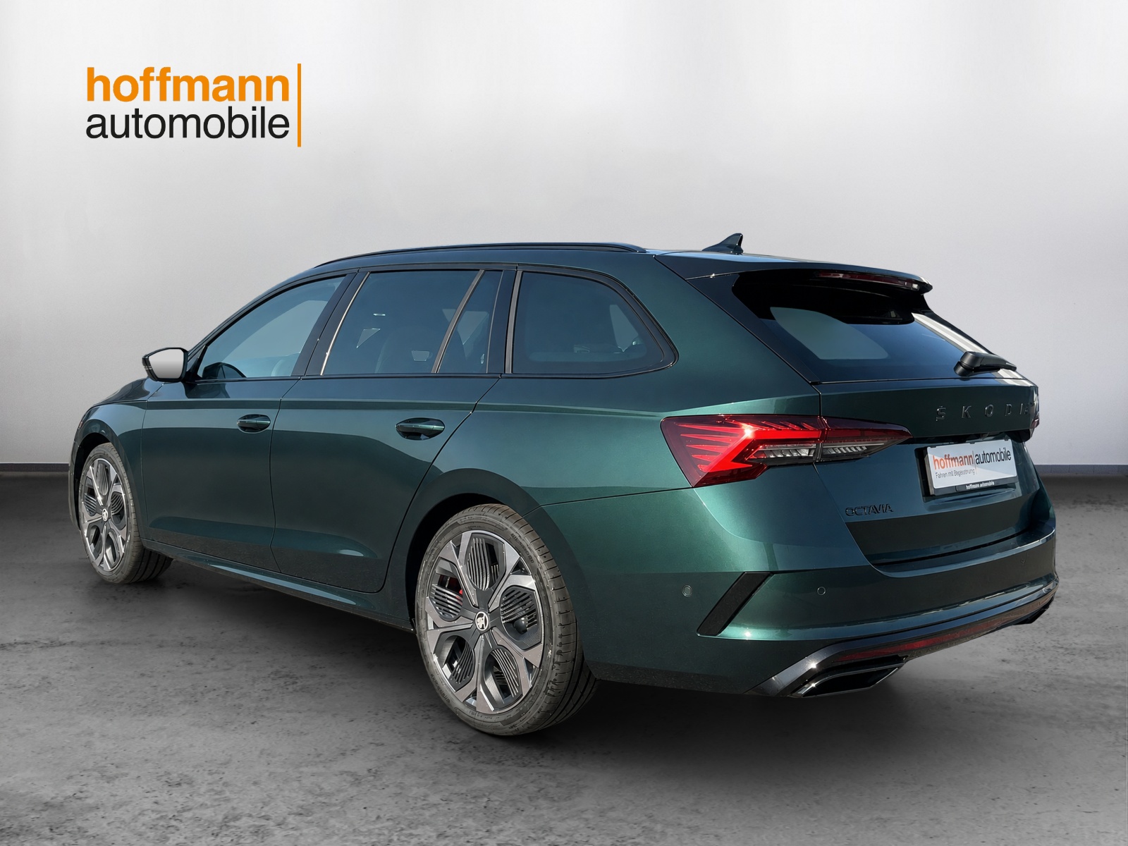 SKODA Octavia Combi 2.0 TSI DSG RS 30 Years Edition-image-5