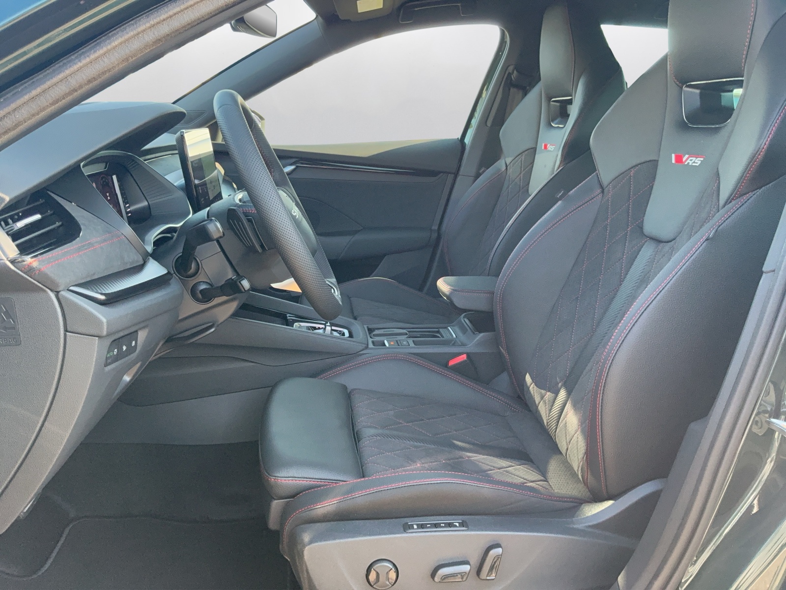 SKODA Octavia Combi 2.0 TSI DSG RS 30 Years Edition-image-9