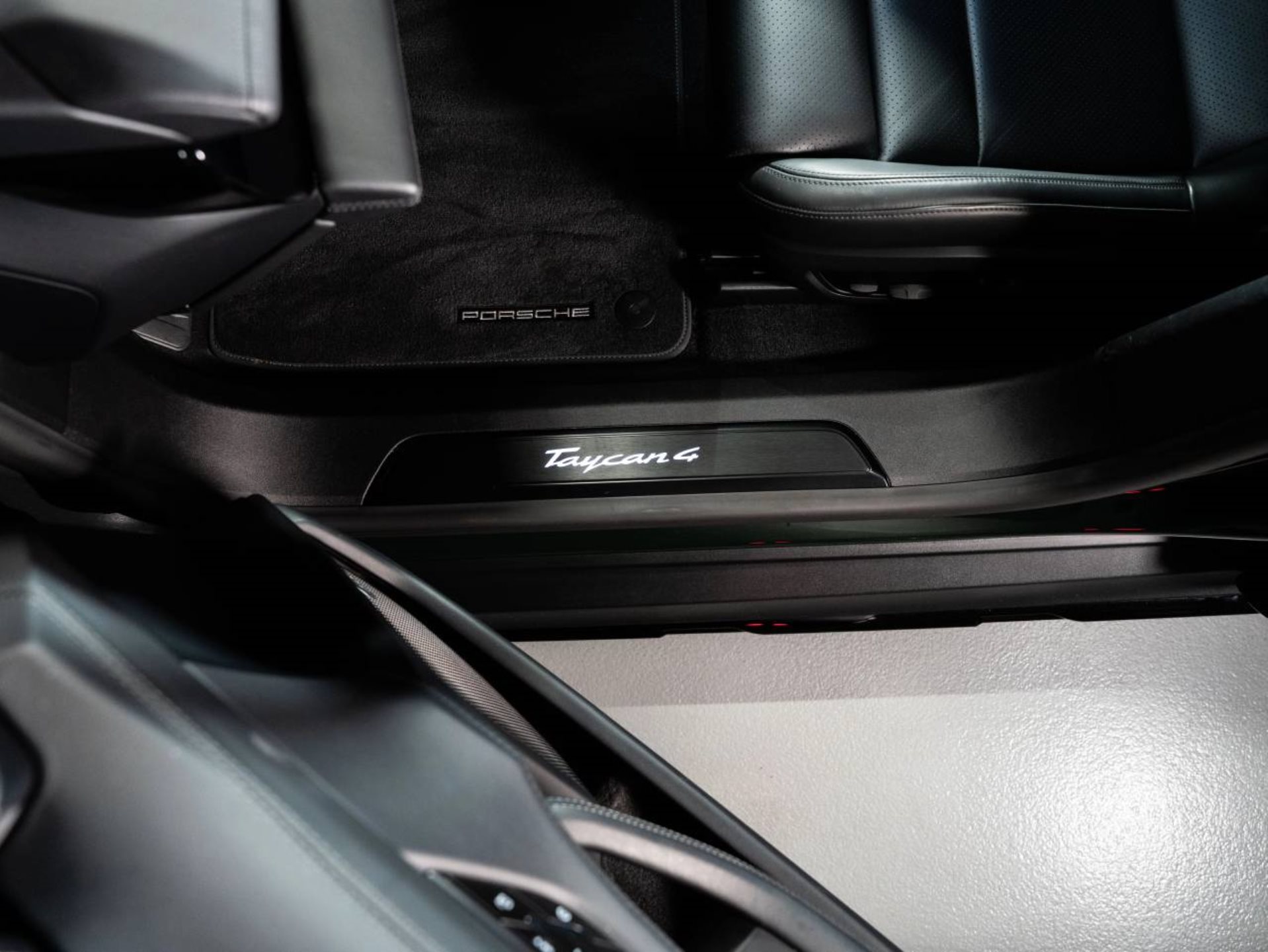 PORSCHE Taycan 4 Cross Turismo-image-17
