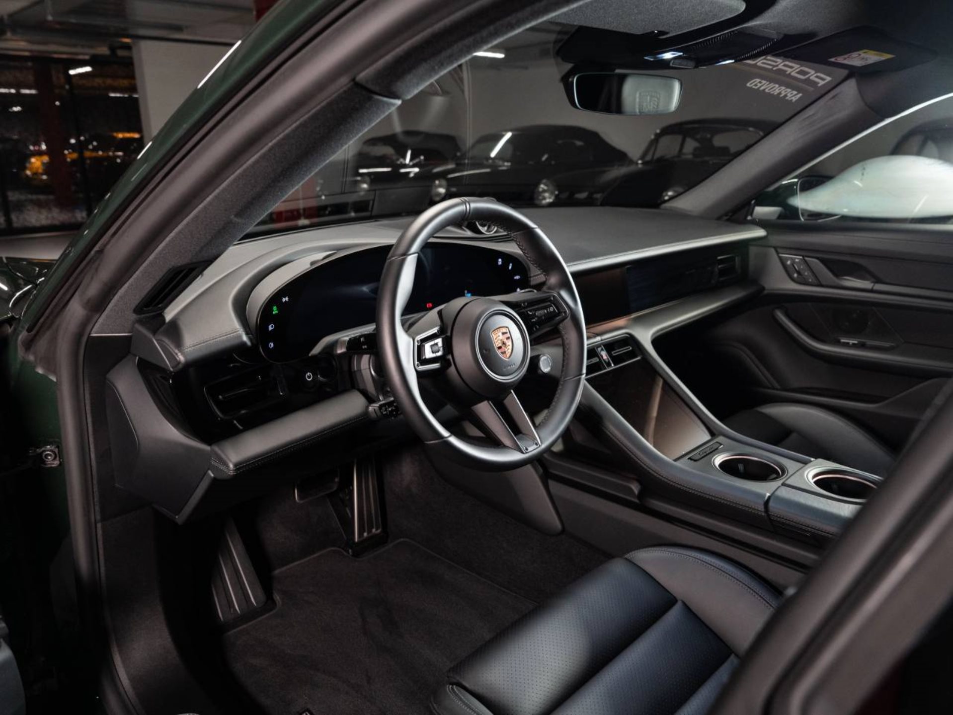 PORSCHE Taycan 4 Cross Turismo-showroom-element-3