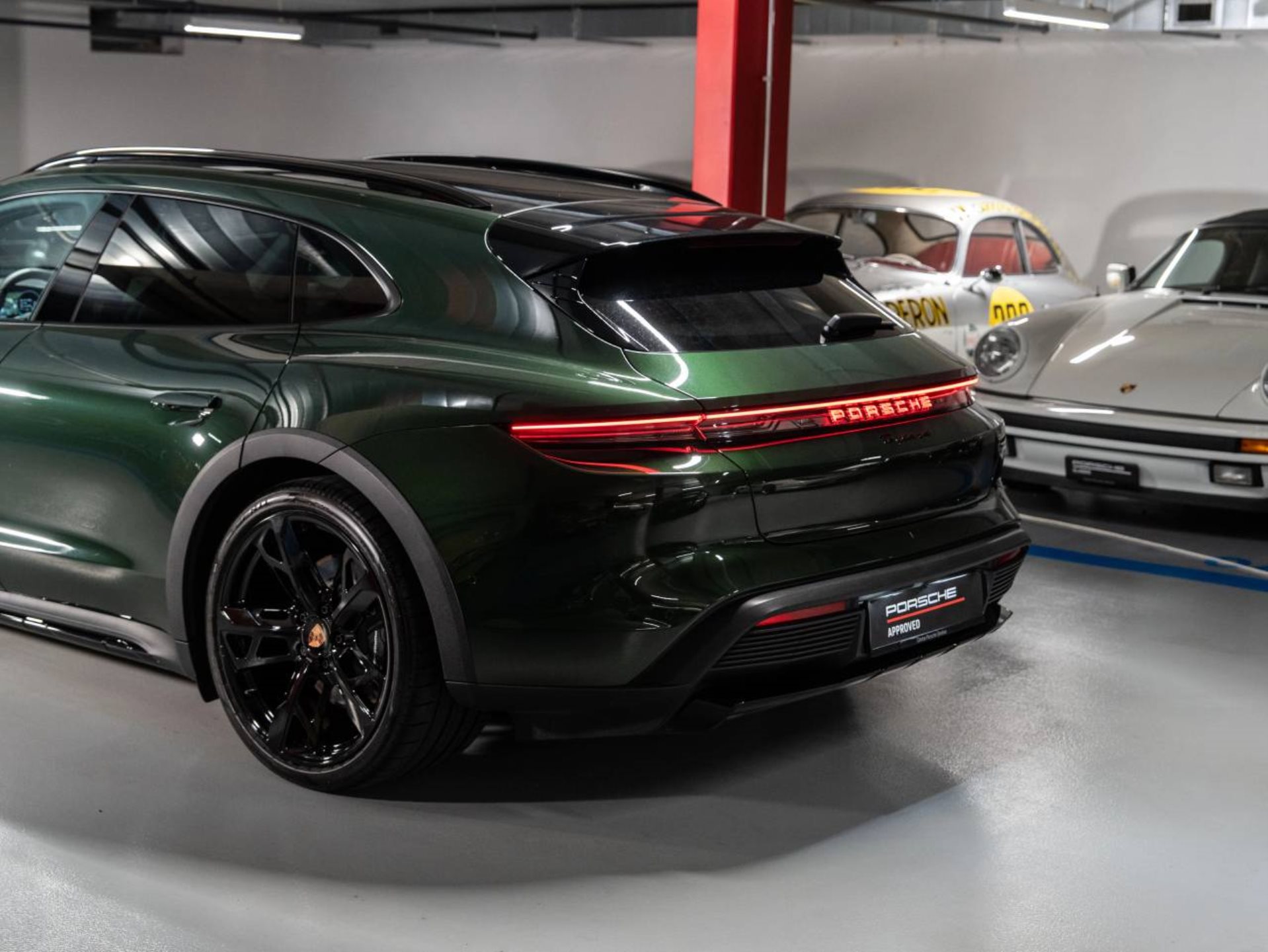 PORSCHE Taycan 4 Cross Turismo-image-19