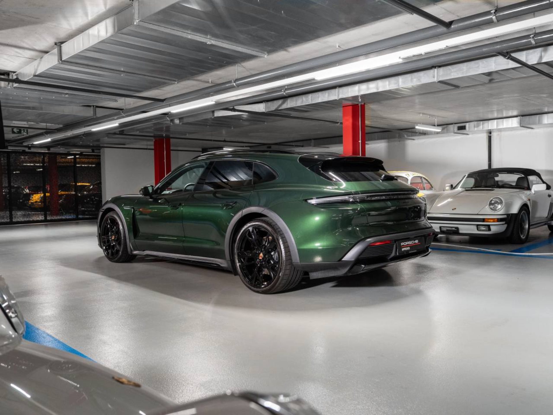 PORSCHE Taycan 4 Cross Turismo-showroom-element-1
