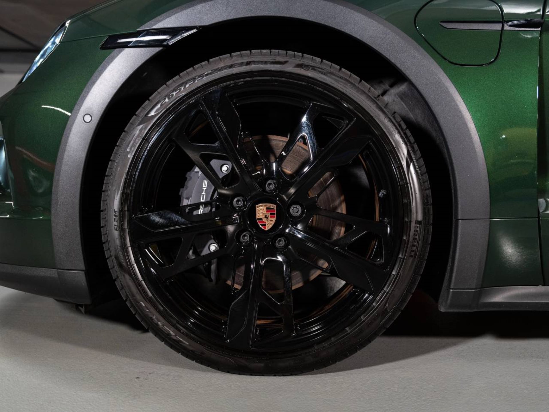 PORSCHE Taycan 4 Cross Turismo-image-16