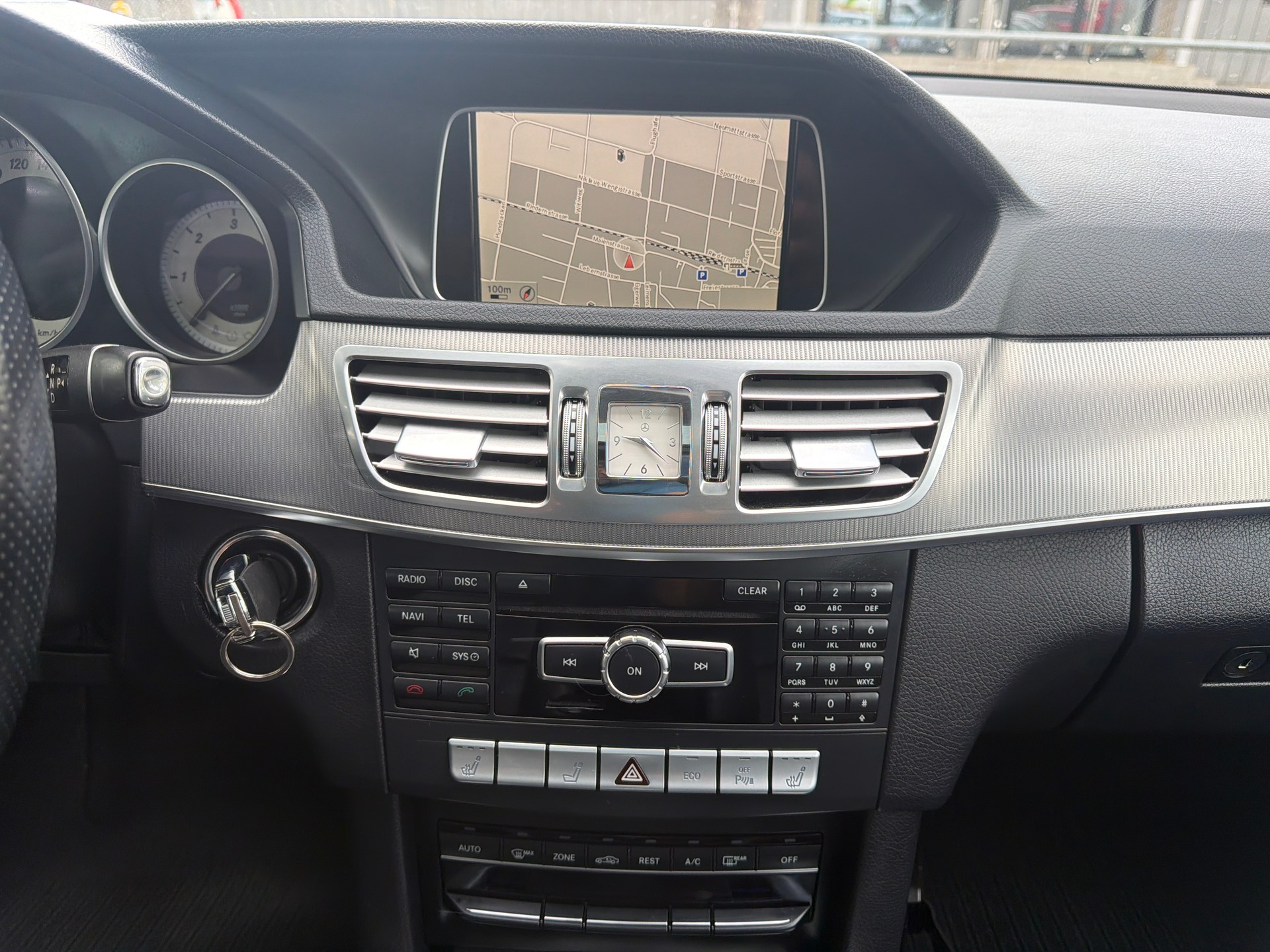 MERCEDES-BENZ E 250 CDI Avantgarde 4Matic 7G-Tronic * Leder * Navi * LED * Klima-Auto * PDC V&H * Tempomat * Frisch Ab MFK-image-8