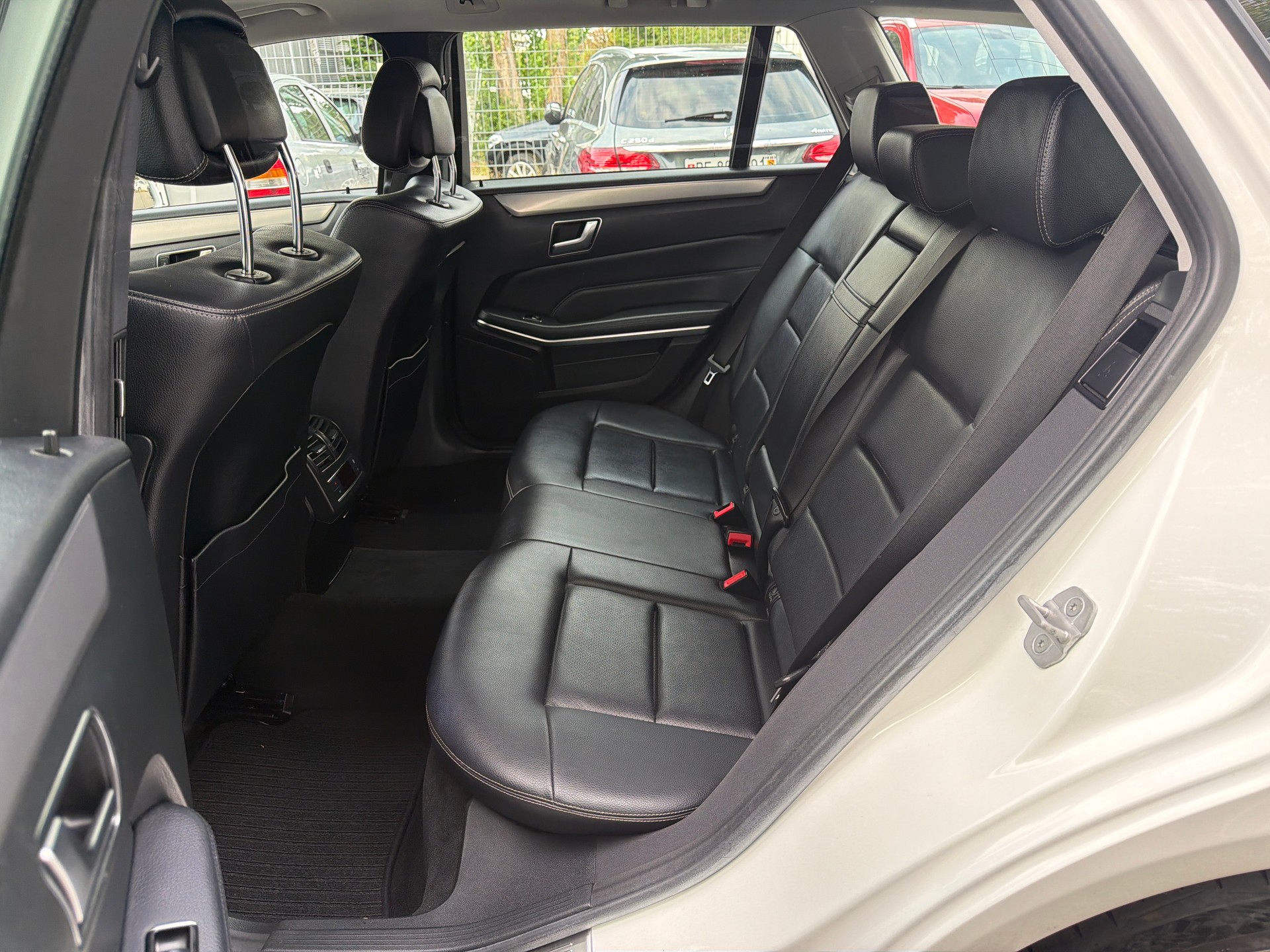 MERCEDES-BENZ E 250 CDI Avantgarde 4Matic 7G-Tronic * Leder * Navi * LED * Klima-Auto * PDC V&H * Tempomat * Frisch Ab MFK-image-6
