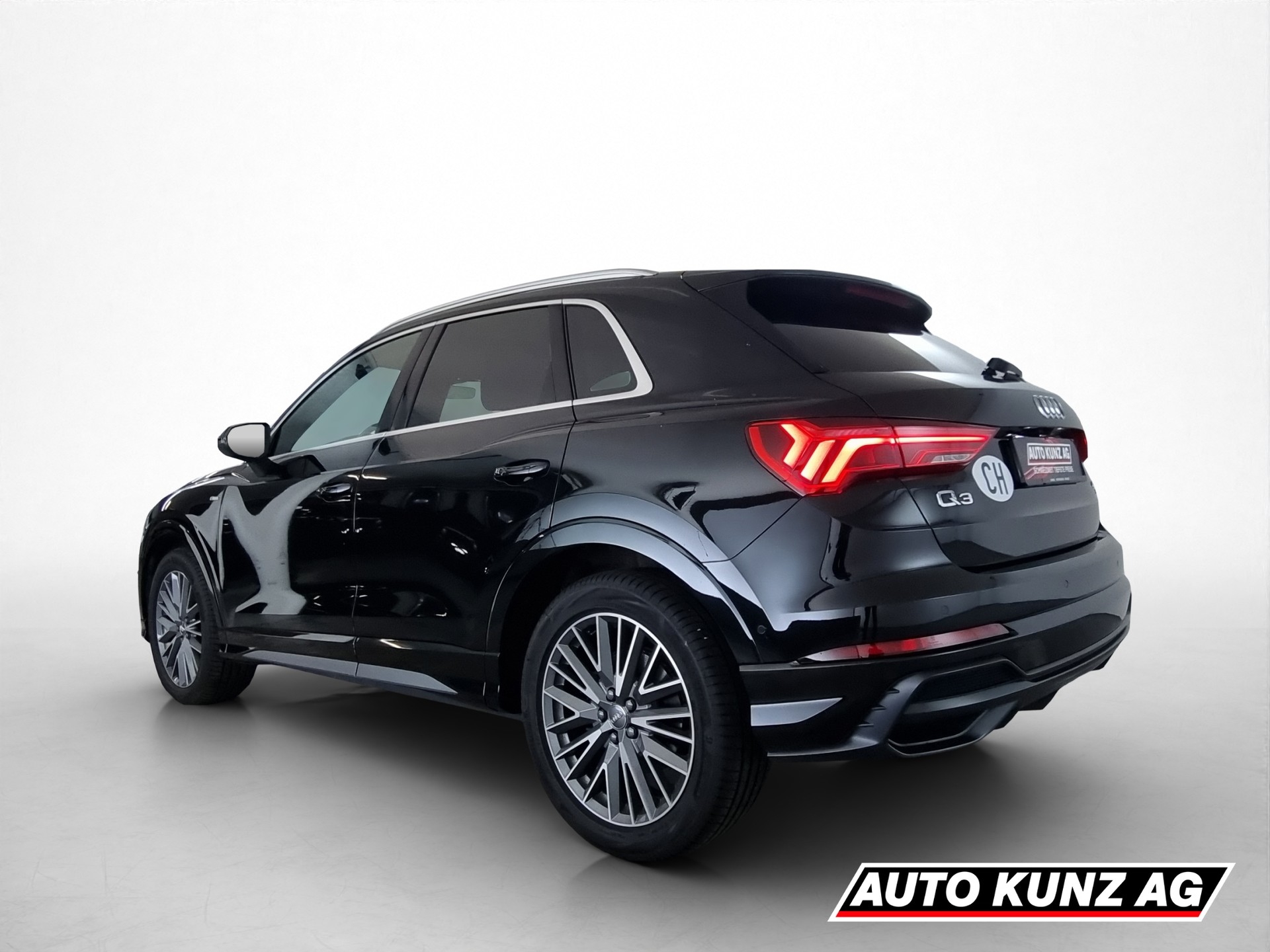 AUDI Q3 2.0 45 TFSI quattro S tronic-image-3