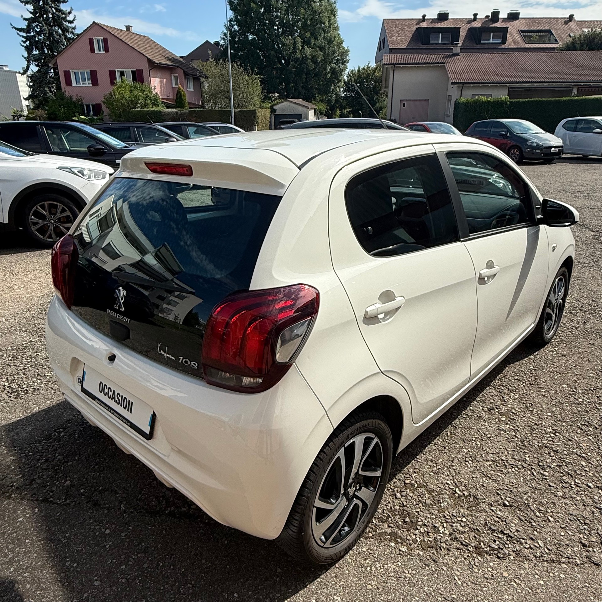 PEUGEOT 108 1.2 VTi Allure-image-1