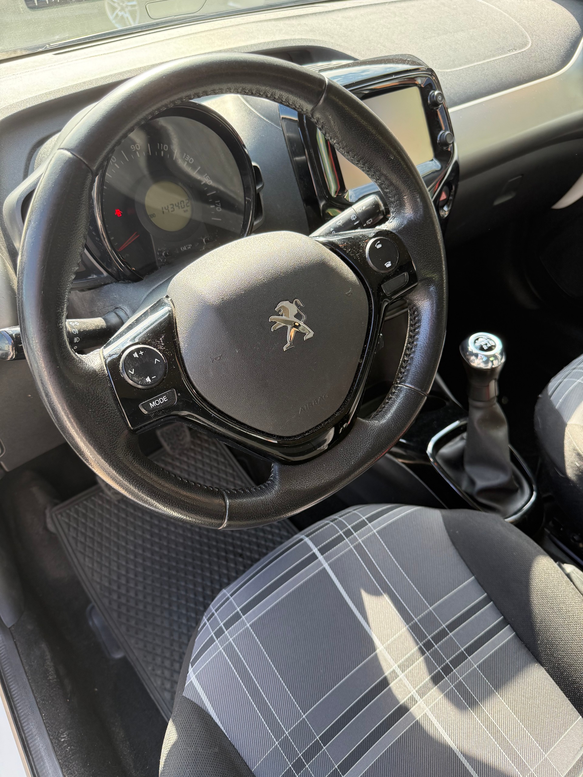 PEUGEOT 108 1.2 VTi Allure-image-4