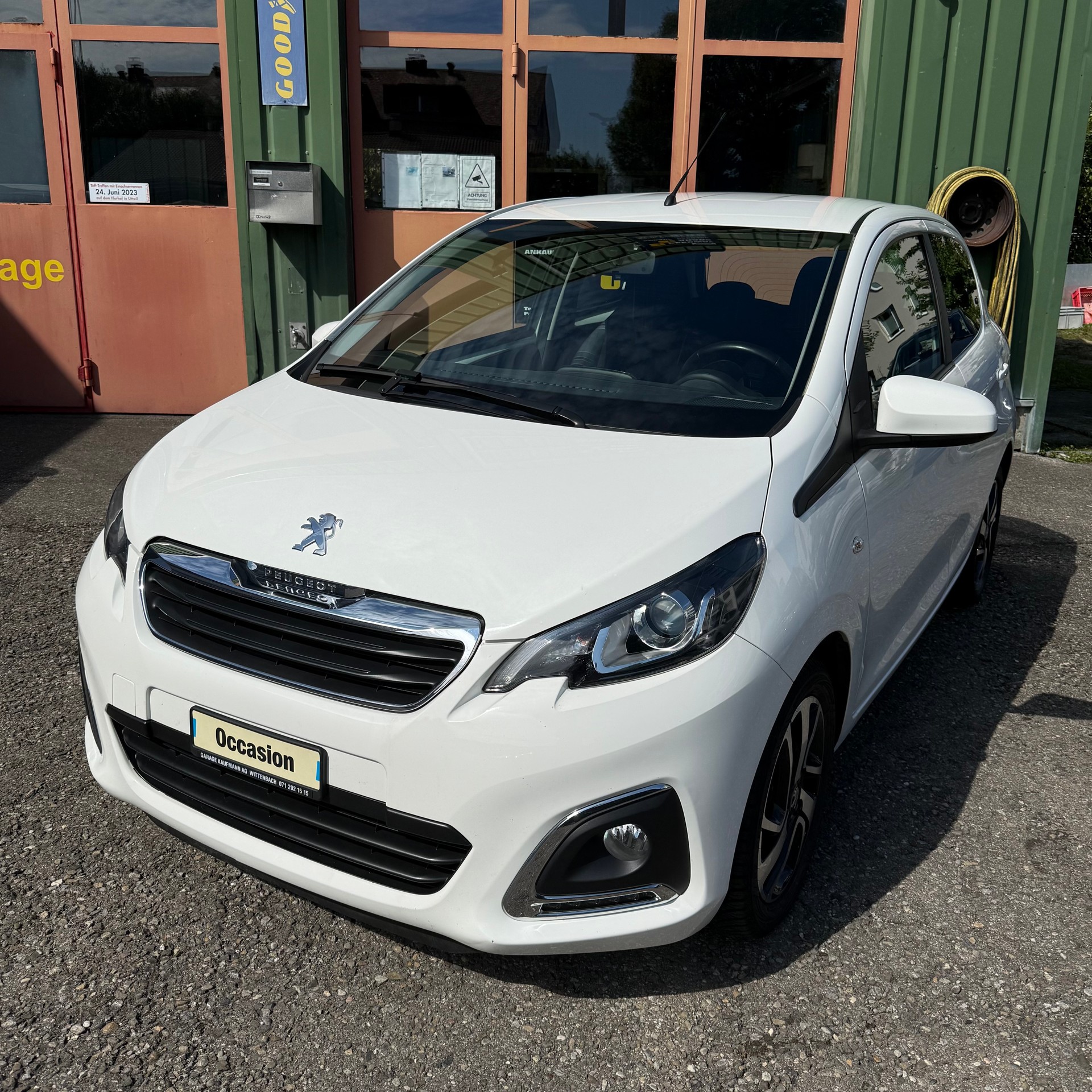 PEUGEOT 108 1.2 VTi Allure-image-2