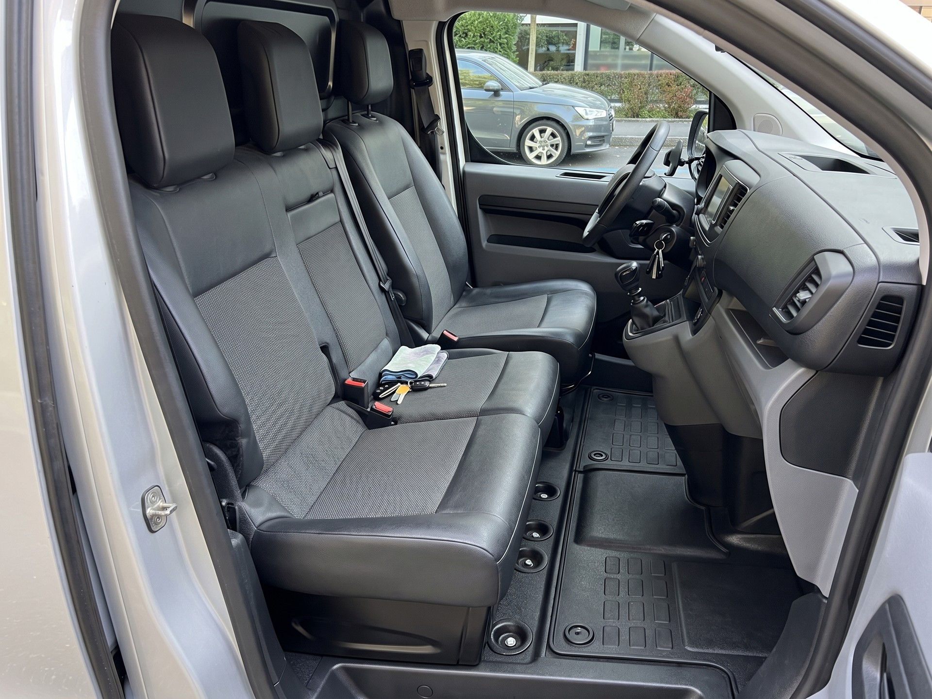 PEUGEOT 50 kWh Premium-image-9