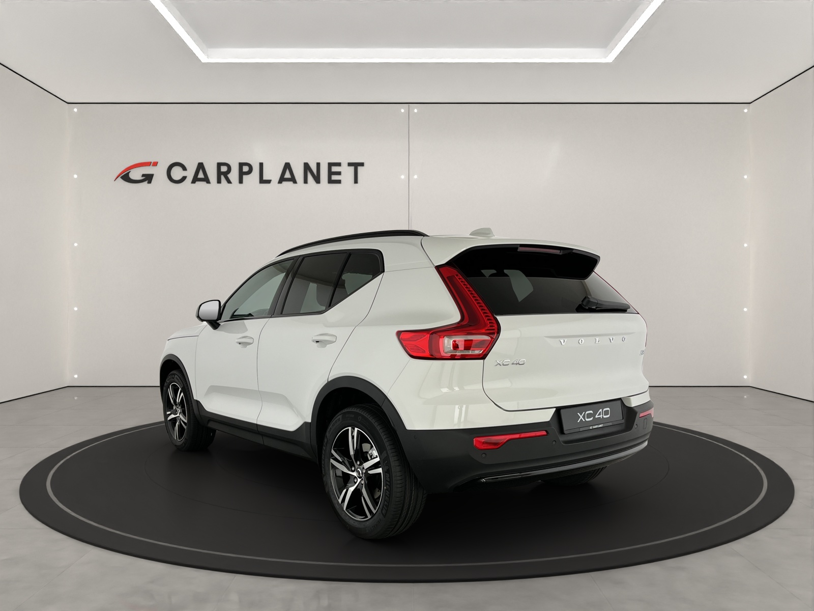 VOLVO XC40 2.0 B3 MH Plus Dark-showroom-element-3