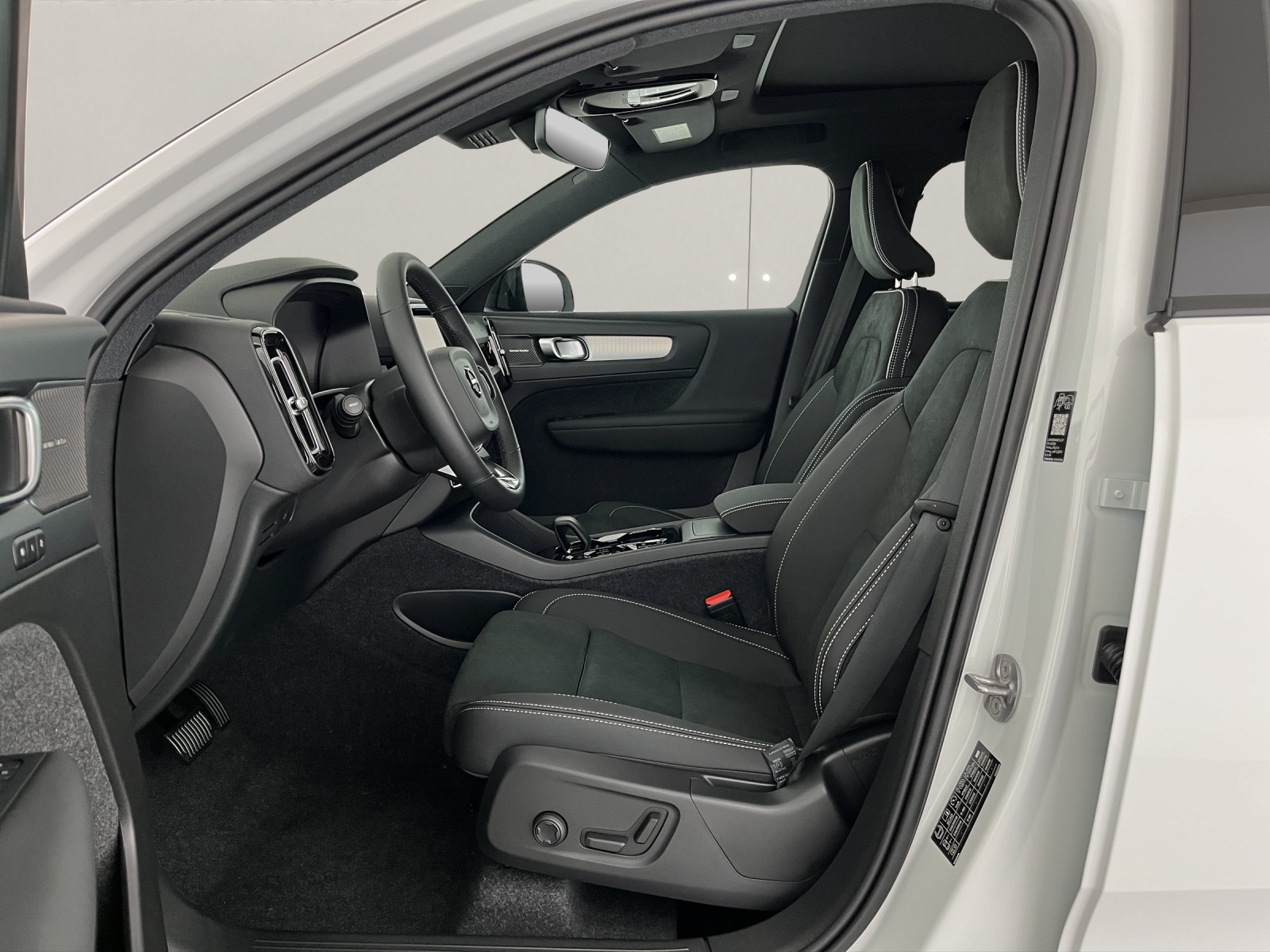VOLVO XC40 2.0 B3 MH Plus Dark-image-8