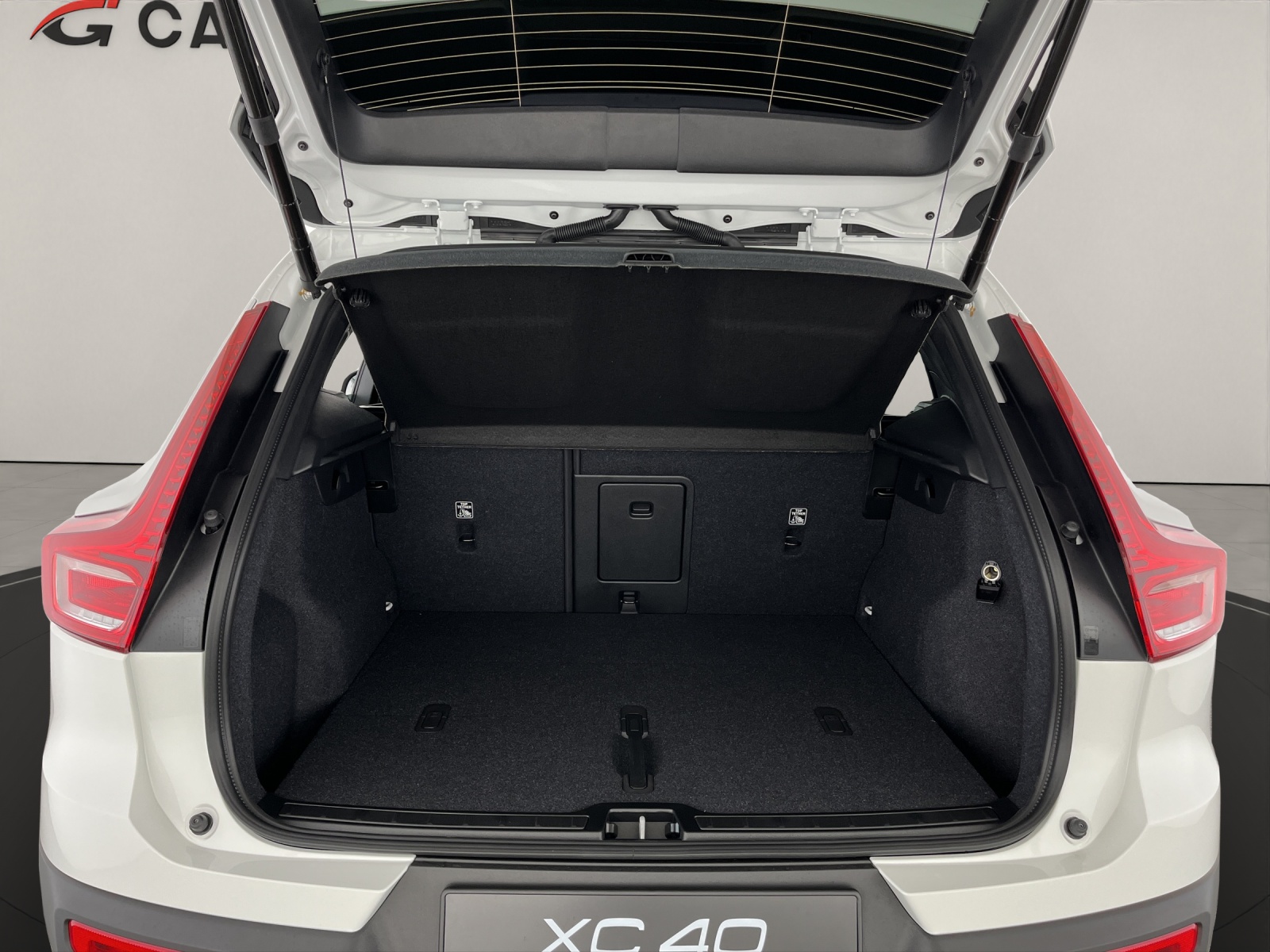 VOLVO XC40 2.0 B3 MH Plus Dark-image-5