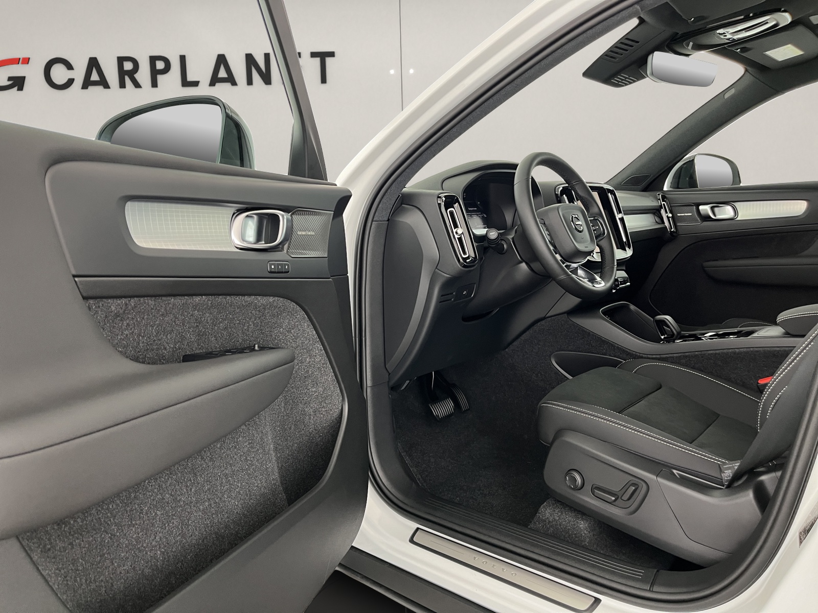 VOLVO XC40 2.0 B3 MH Plus Dark-image-7