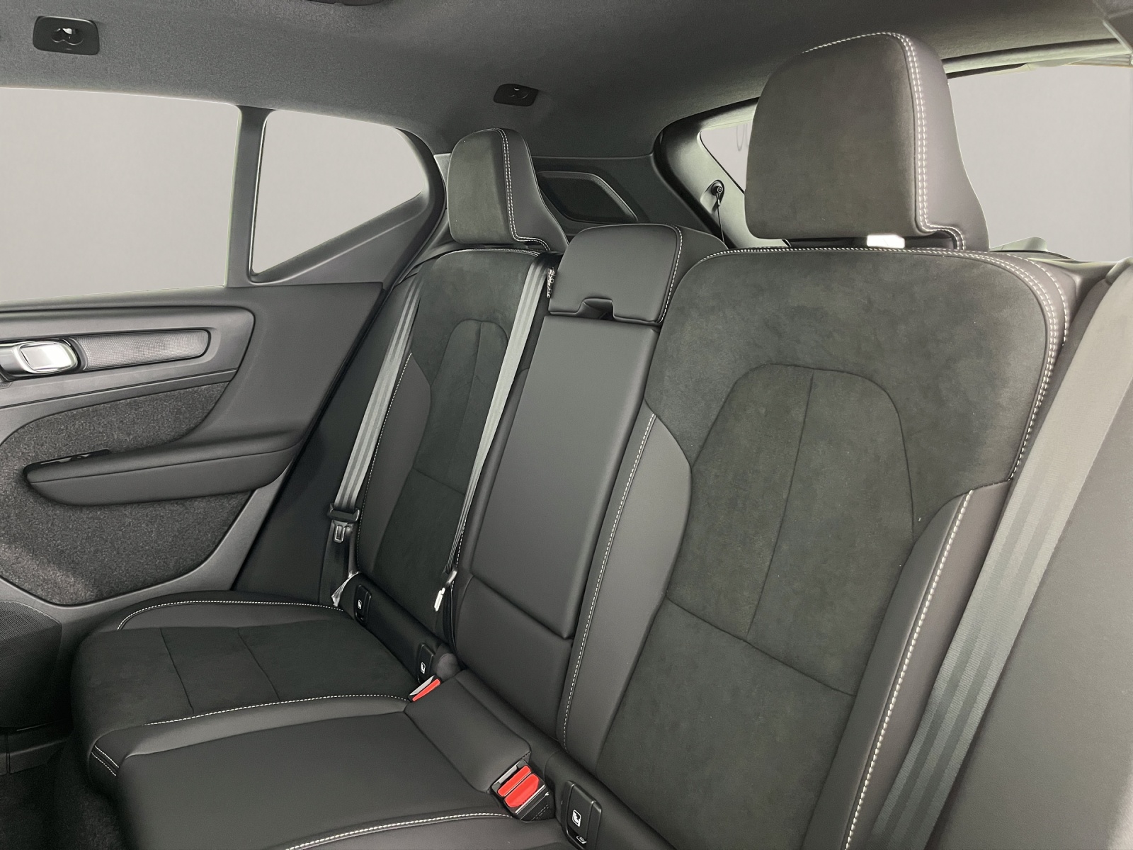 VOLVO XC40 2.0 B3 MH Plus Dark-image-11
